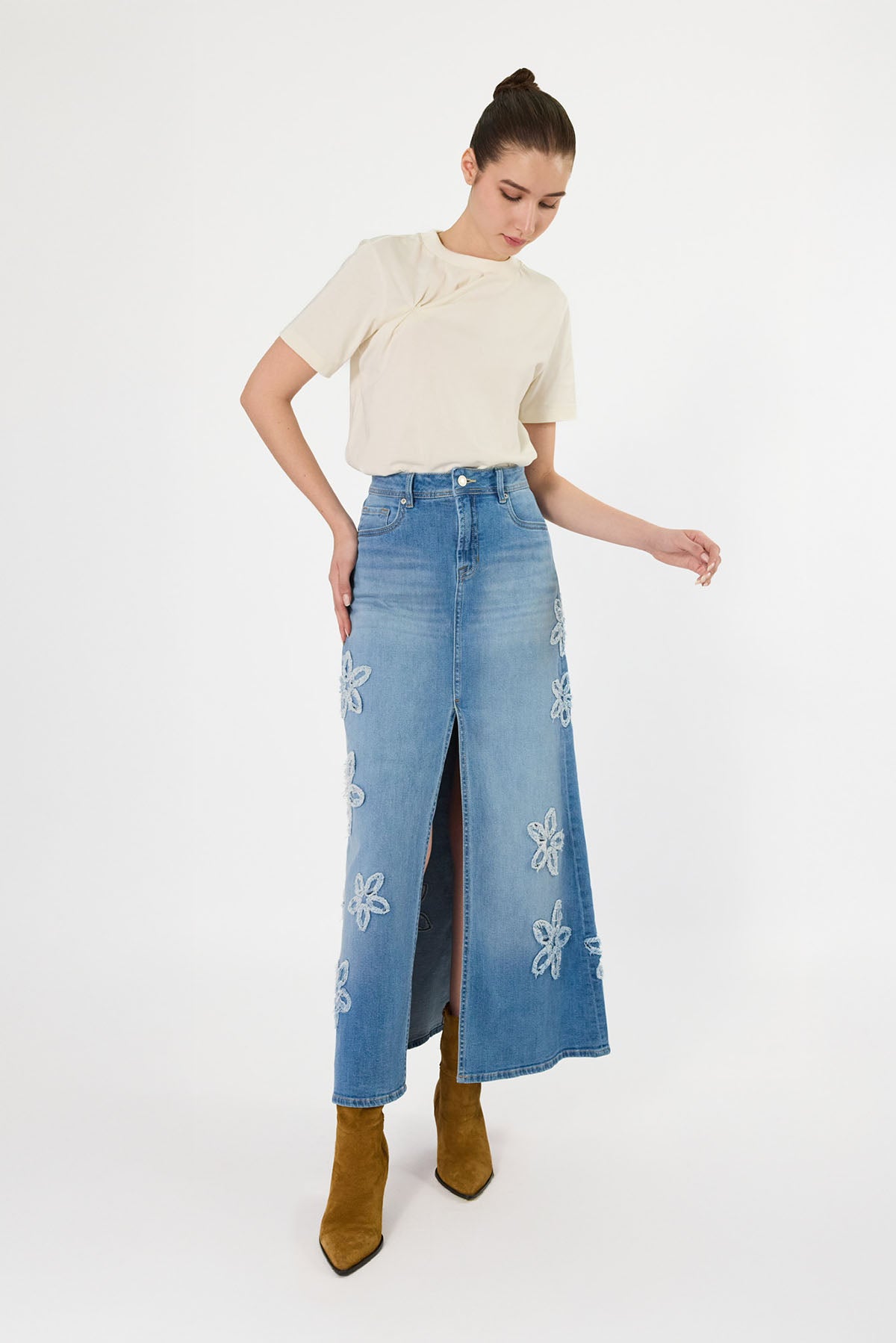 FALDA LARGA EN DENIM CON ABERTURA Y BORDADO