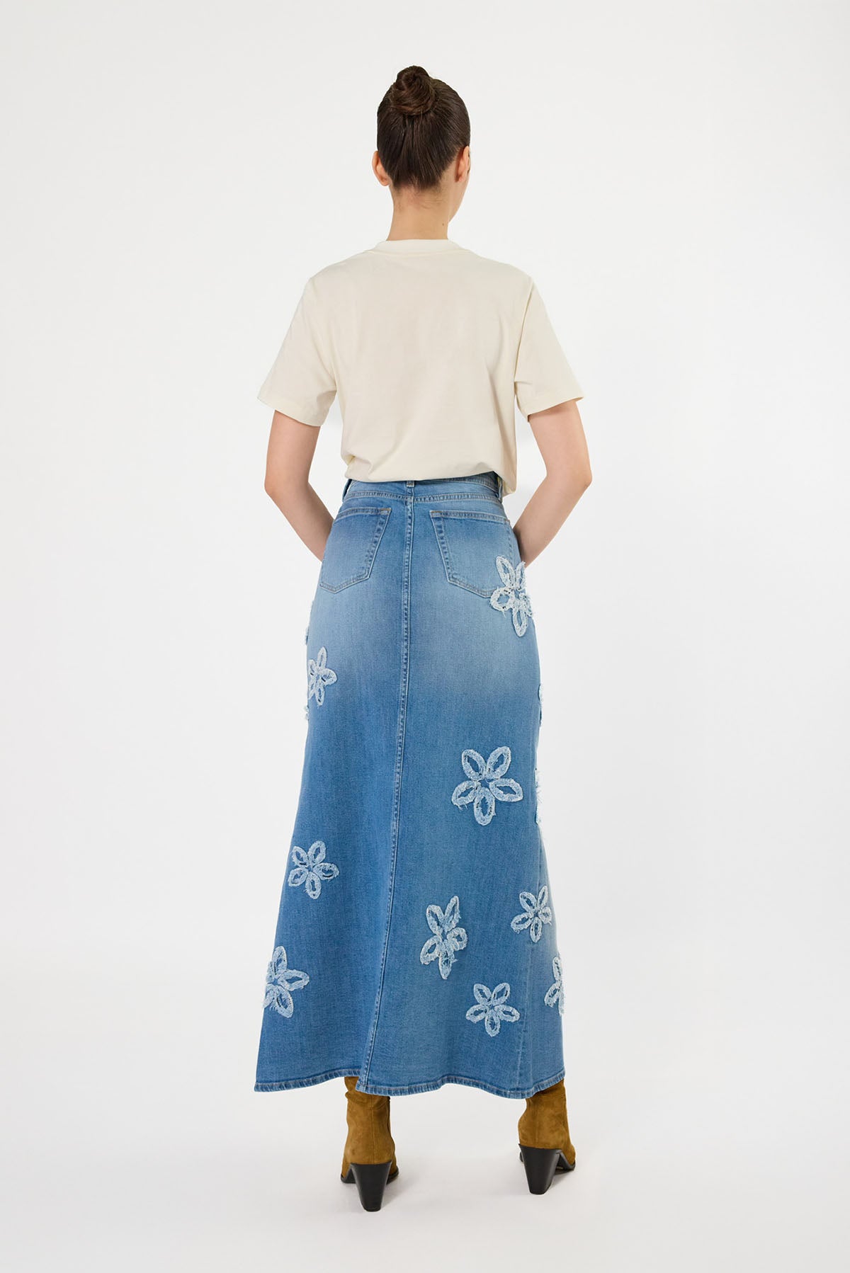 FALDA LARGA EN DENIM CON ABERTURA Y BORDADO