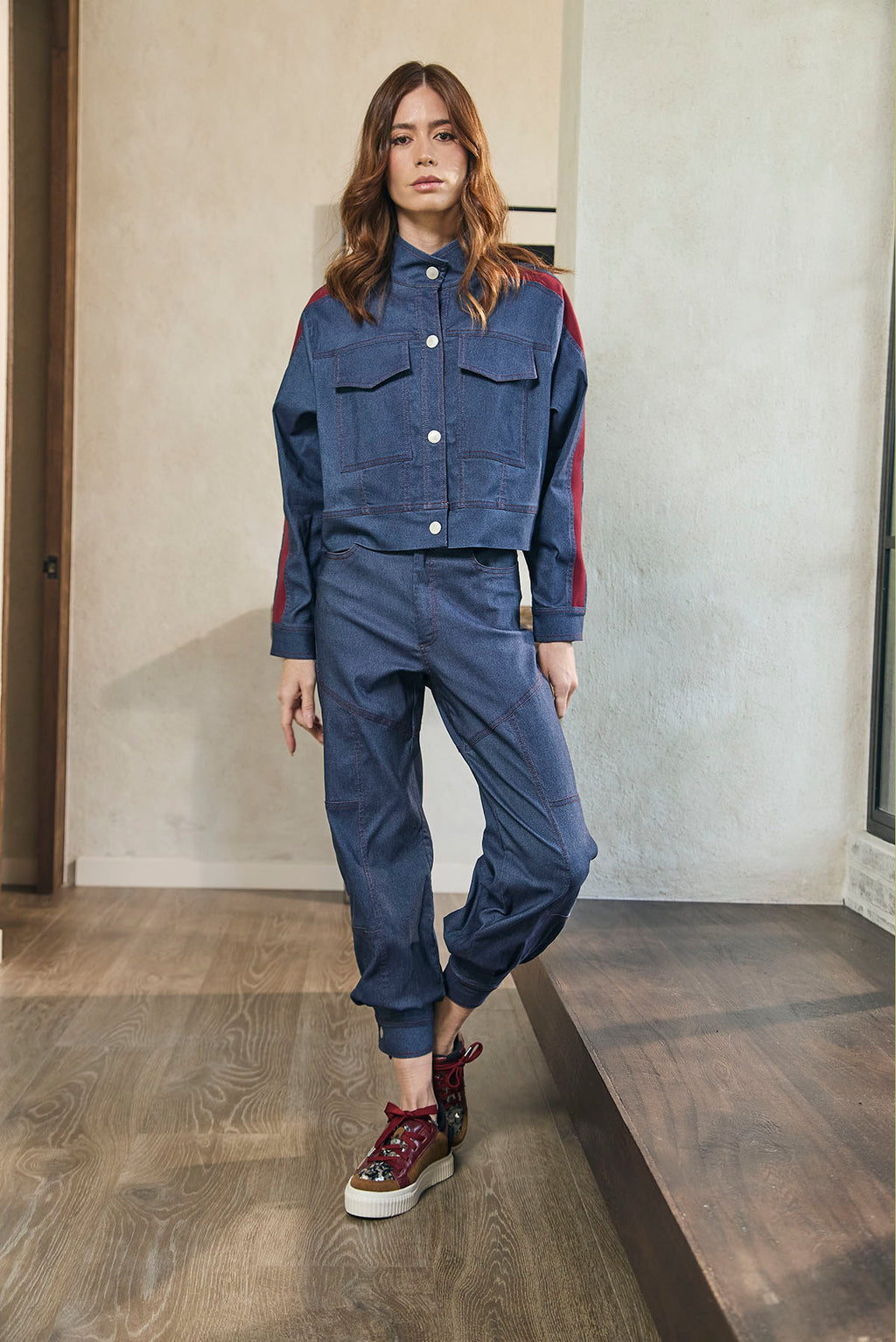 PANTALON BOTA TUBO CON BROCHE Y PESPUNTE EN PIERNA