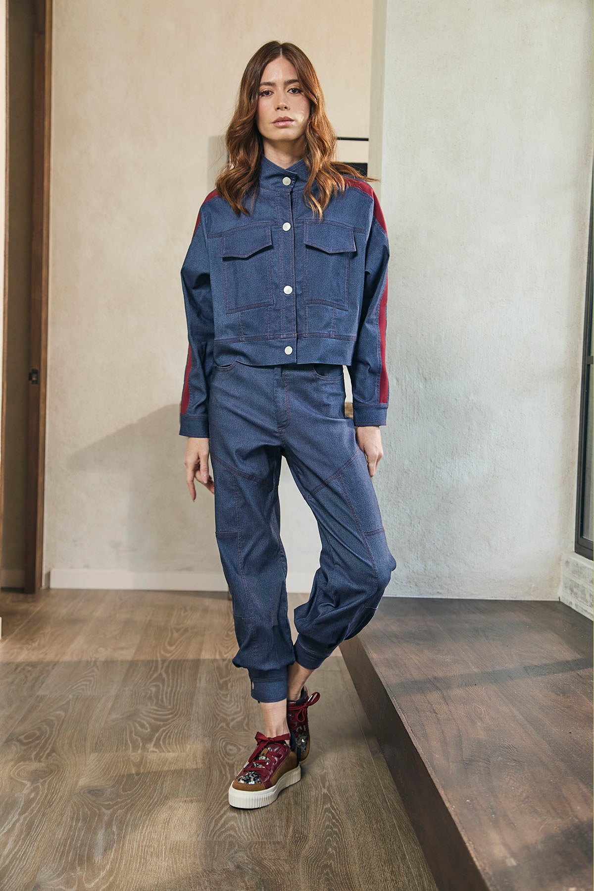 PANTALON BOTA TUBO CON BROCHE Y PESPUNTE EN PIERNA