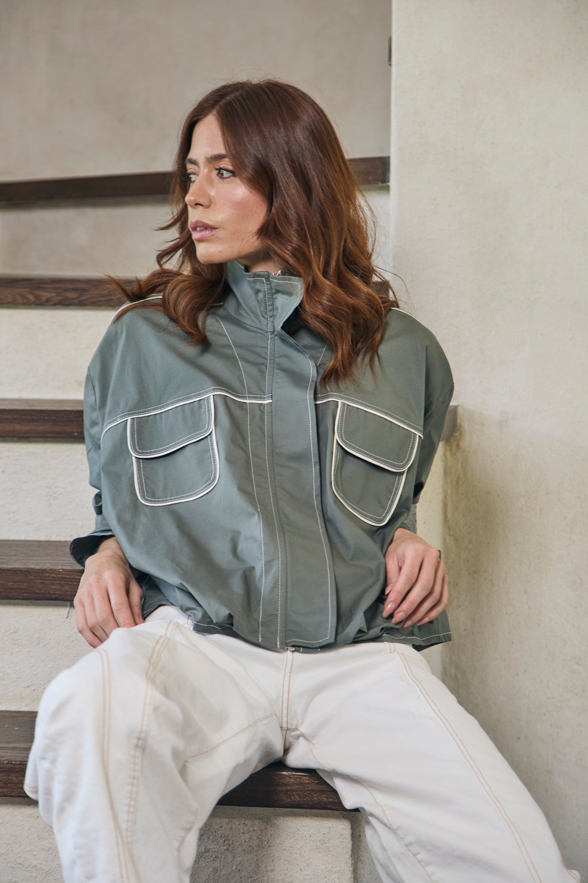 CHAQUETA CIERRE PERILLA ESCONDIDA BOLSILLO DE TAPA CUELLO NERU, MANGA LARGA