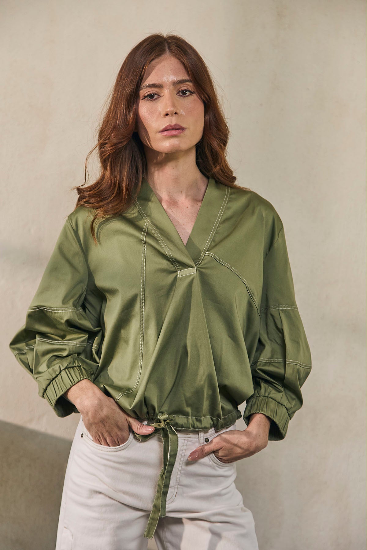 BLUSA CON JARETA AJUSTABLE  MANGA DE RESORTE Y PESPUNTE FRONTAL