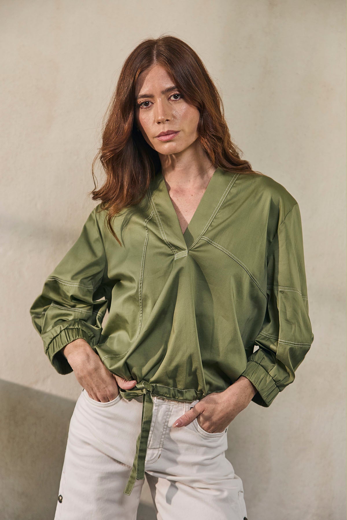 BLUSA CON JARETA AJUSTABLE  MANGA DE RESORTE Y PESPUNTE FRONTAL