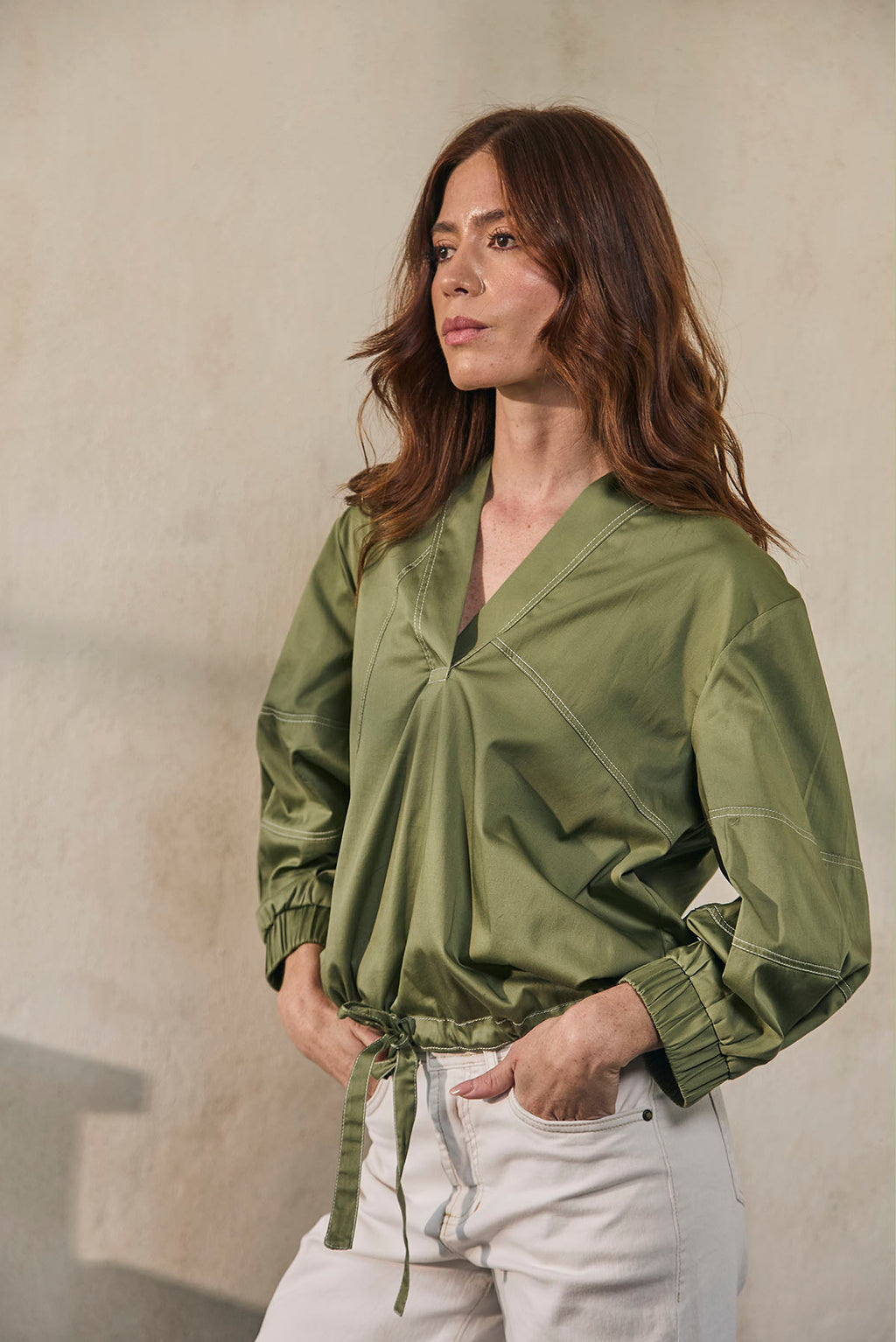BLUSA CON JARETA AJUSTABLE  MANGA DE RESORTE Y PESPUNTE FRONTAL