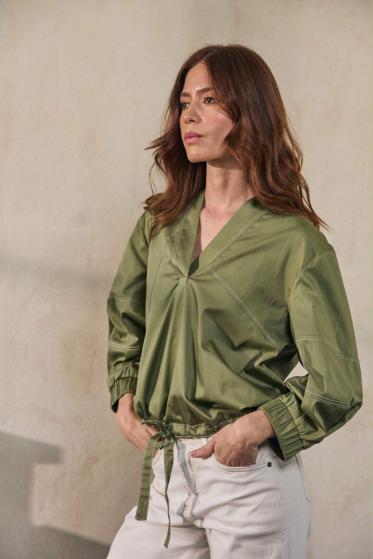 BLUSA CON JARETA AJUSTABLE  MANGA DE RESORTE Y PESPUNTE FRONTAL
