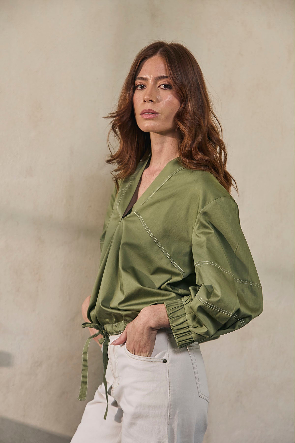 BLUSA CON JARETA AJUSTABLE  MANGA DE RESORTE Y PESPUNTE FRONTAL