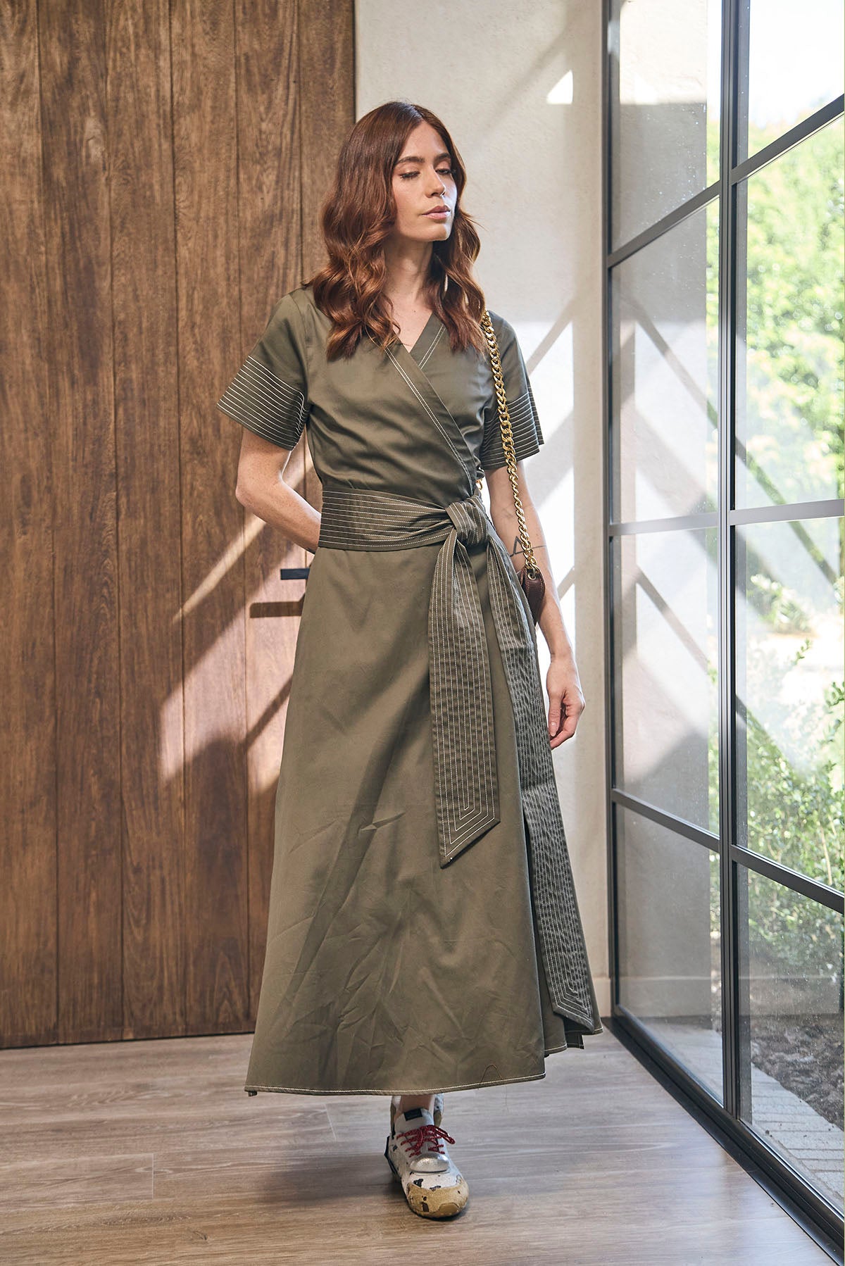 VESTIDO MANGA CORTA CUELLO EN V, LARGO CRUZADO CON CINTURON