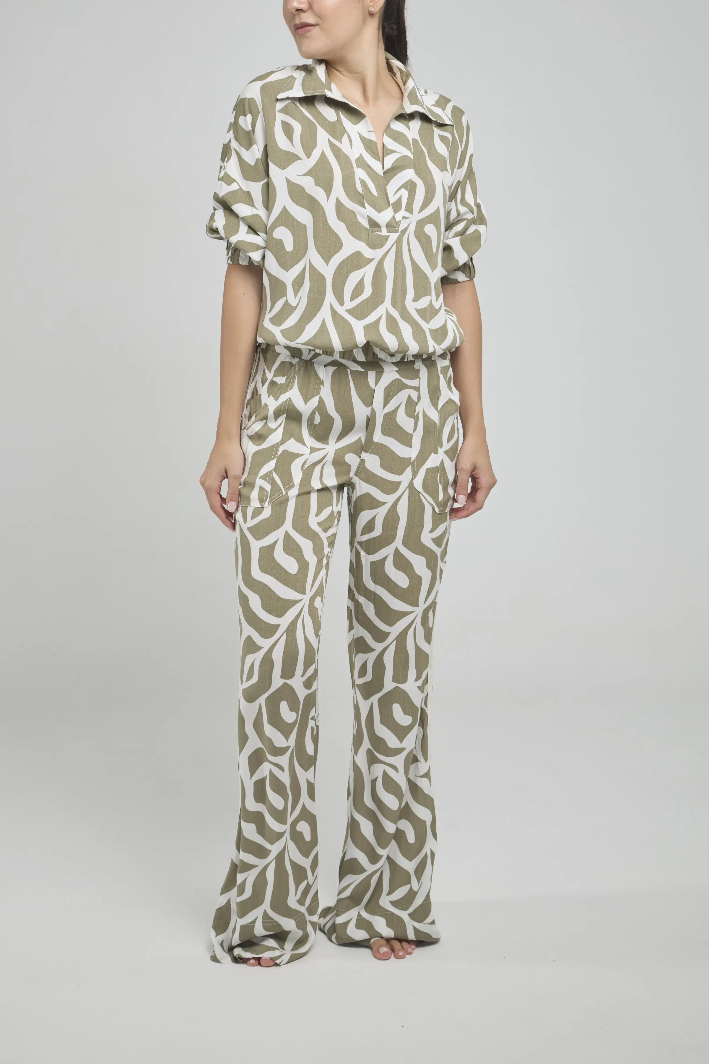 BLUSA ESTAMPADA CUELLO CAMISERO  MANGA PRETINA RESORT