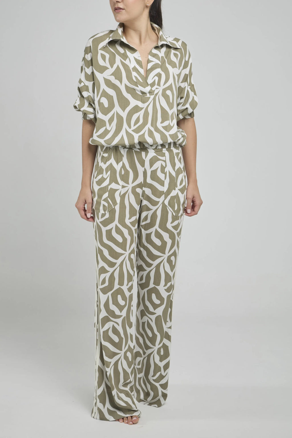 BLUSA ESTAMPADA CUELLO CAMISERO  MANGA PRETINA RESORT