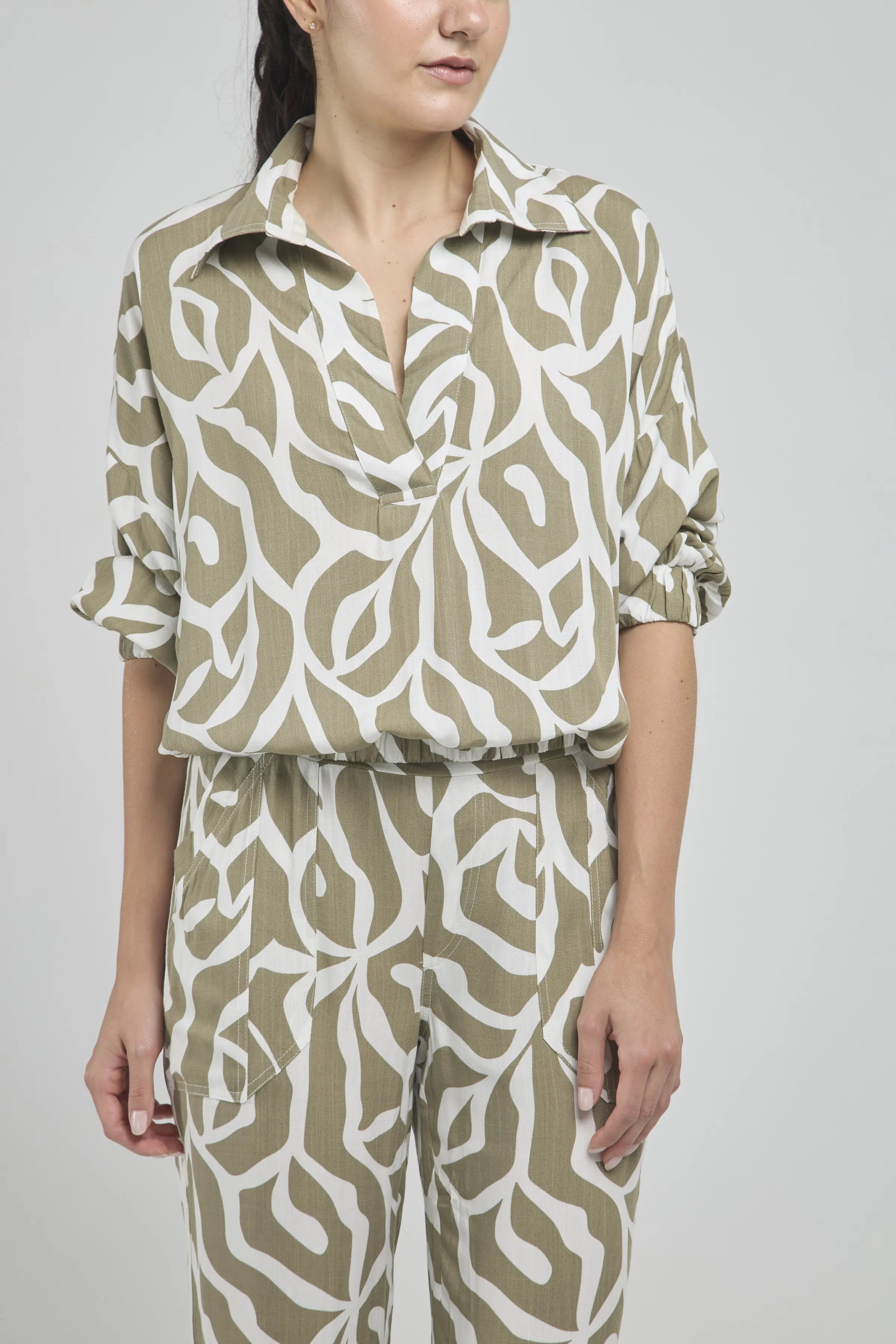 BLUSA ESTAMPADA CUELLO CAMISERO  MANGA PRETINA RESORT