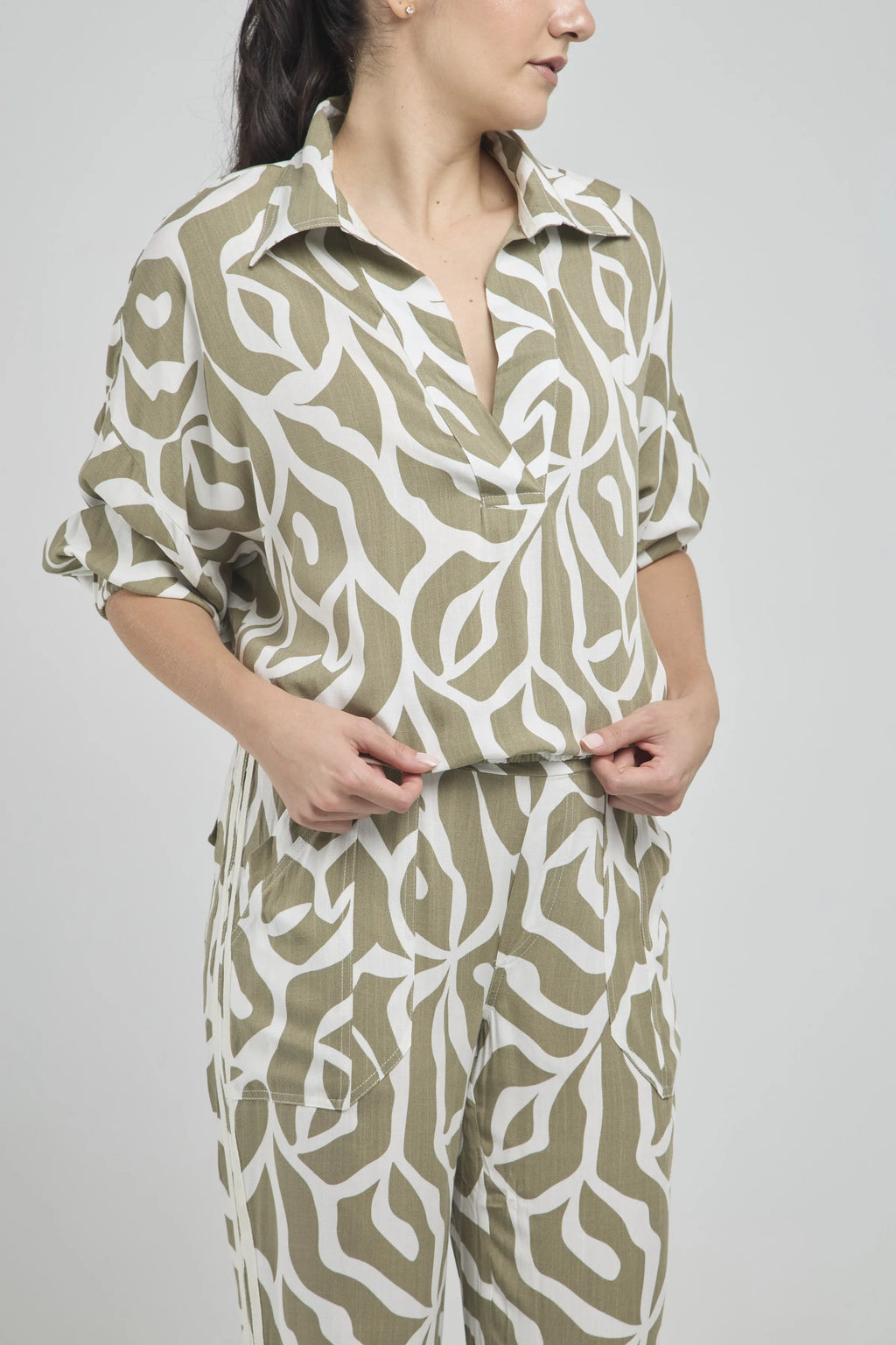 BLUSA ESTAMPADA CUELLO CAMISERO  MANGA PRETINA RESORT