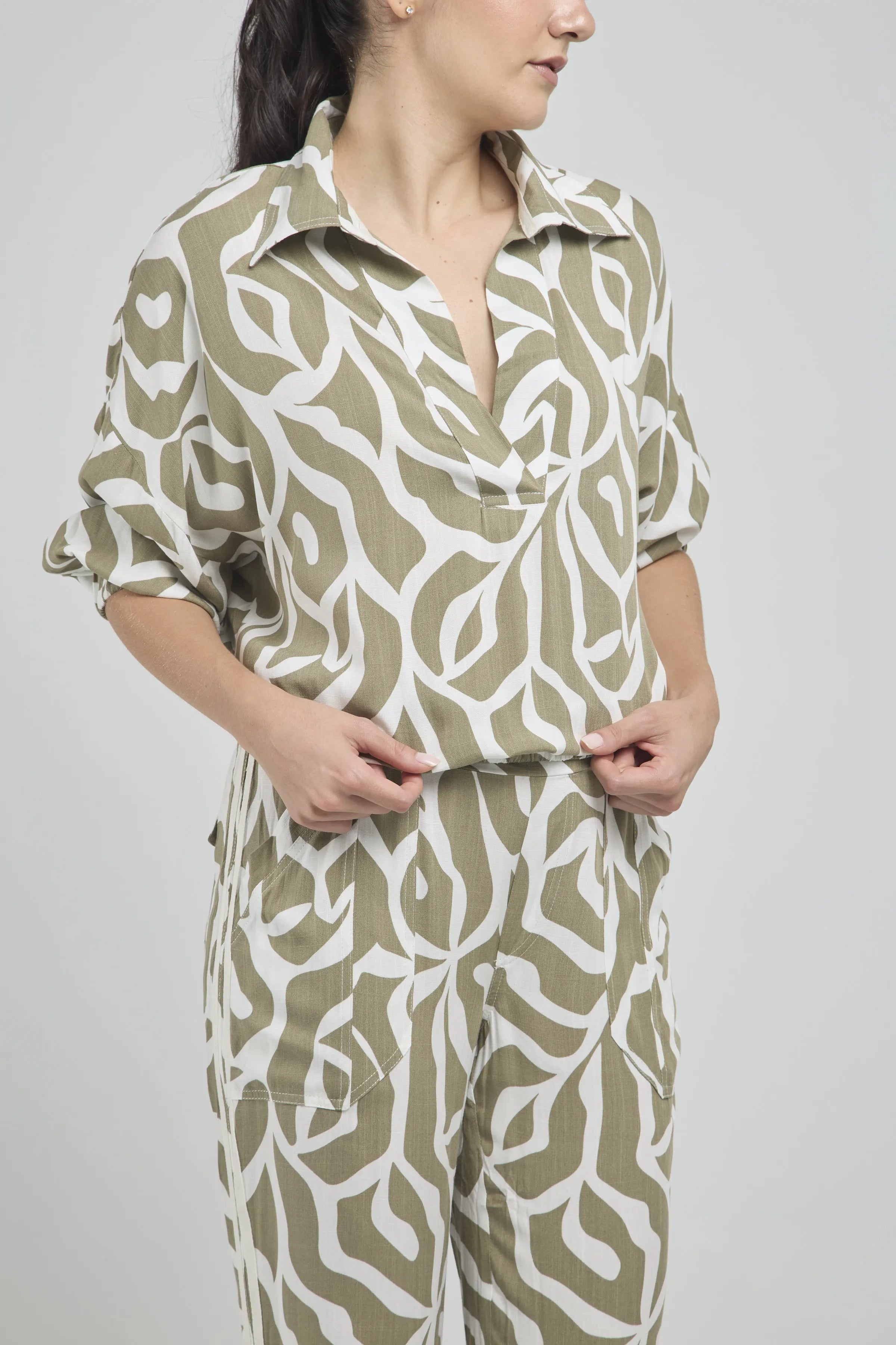 BLUSA ESTAMPADA CUELLO CAMISERO  MANGA PRETINA RESORT