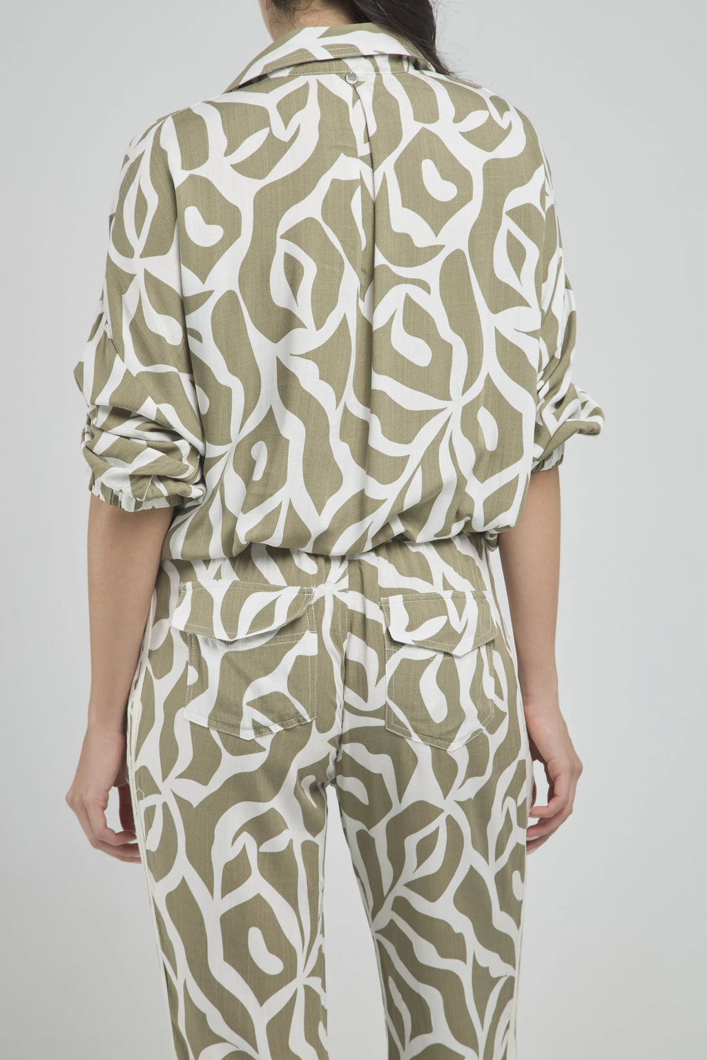 BLUSA ESTAMPADA CUELLO CAMISERO  MANGA PRETINA RESORT