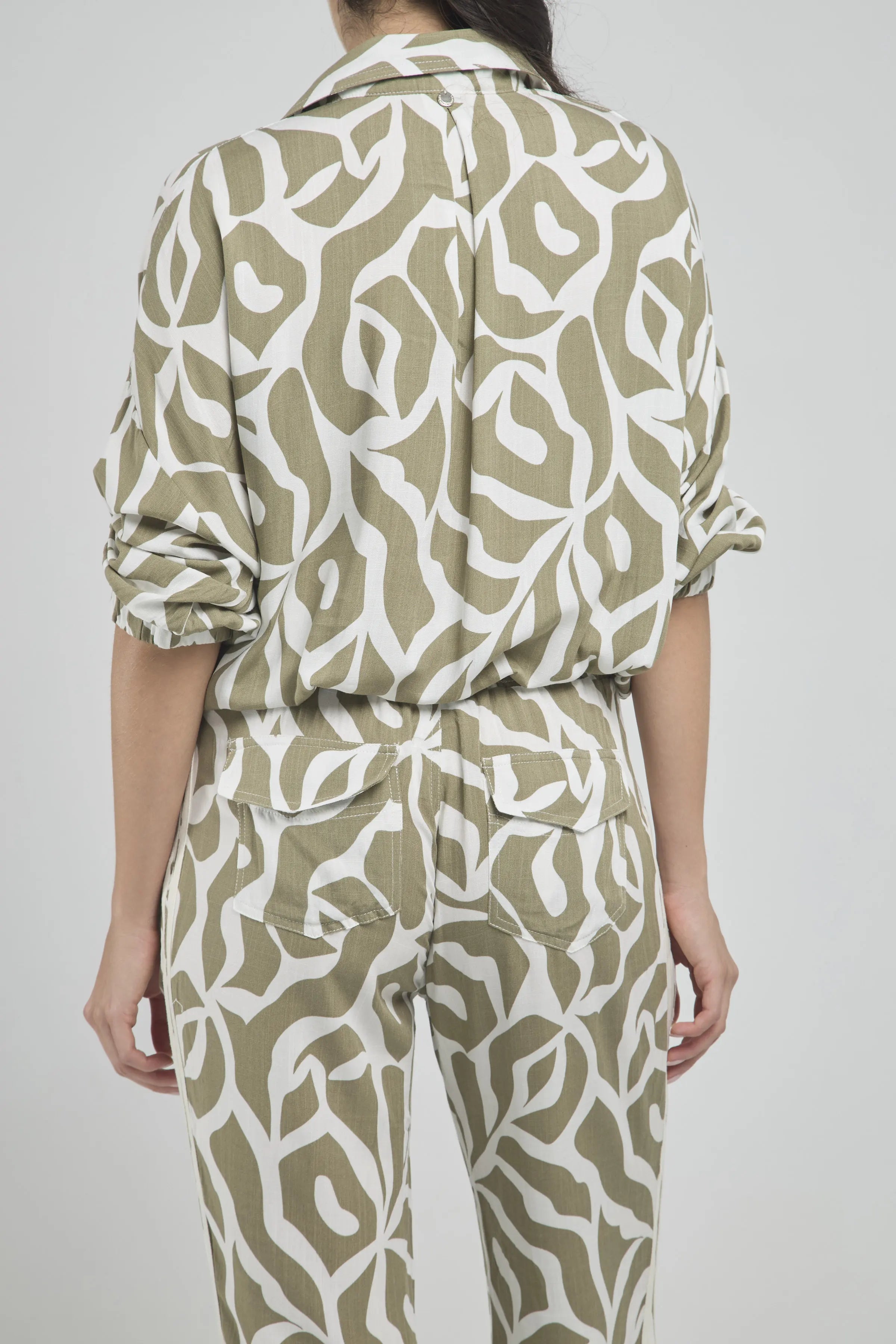 BLUSA ESTAMPADA CUELLO CAMISERO  MANGA PRETINA RESORT