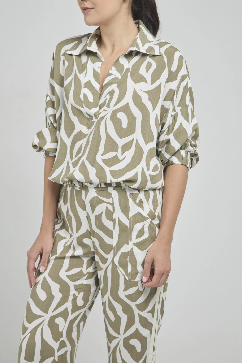 BLUSA ESTAMPADA CUELLO CAMISERO  MANGA PRETINA RESORT