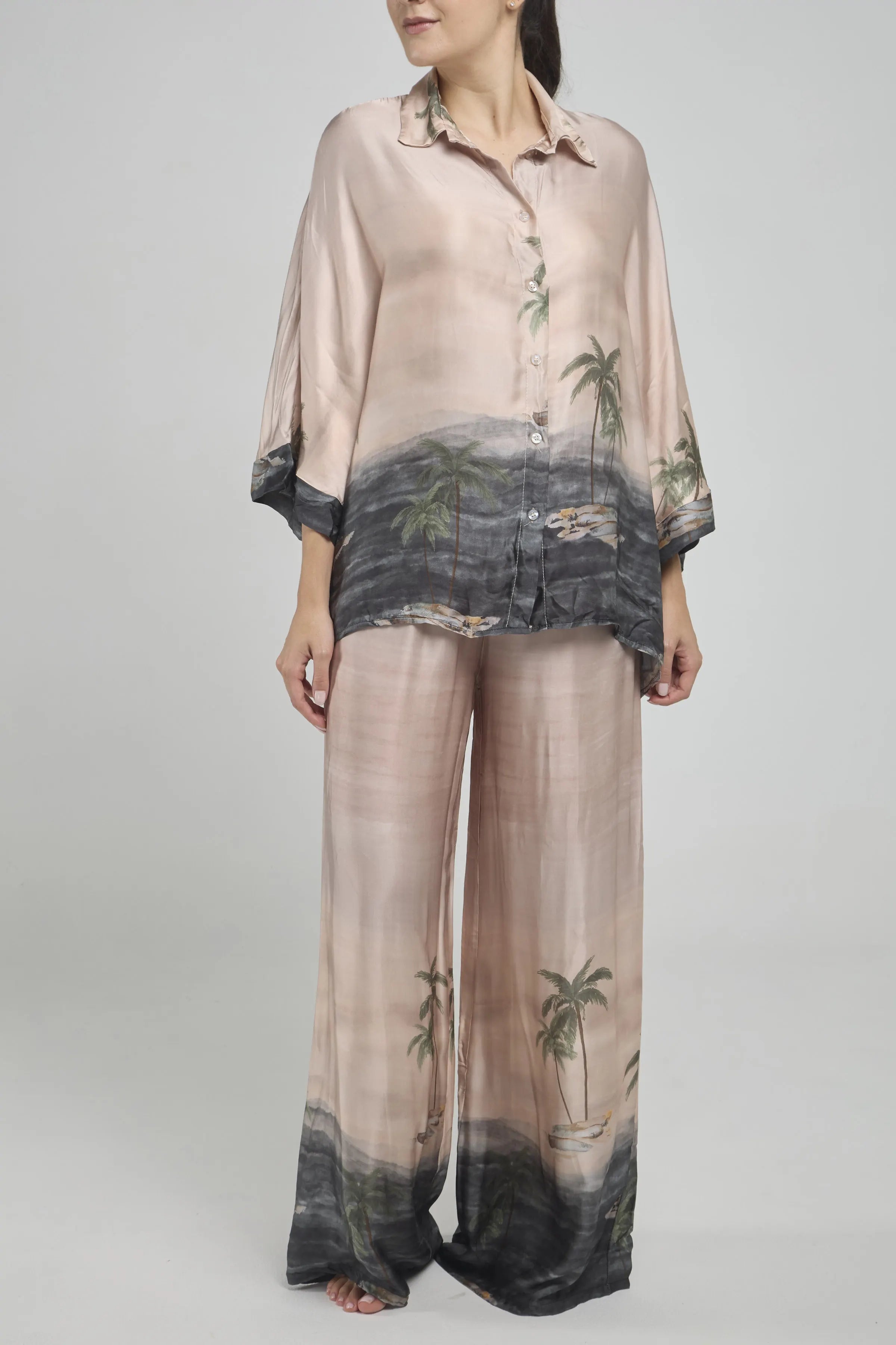 CONJUNTO SATIN PANTAlLON BLUSA ESTAMPADA PALMERAS