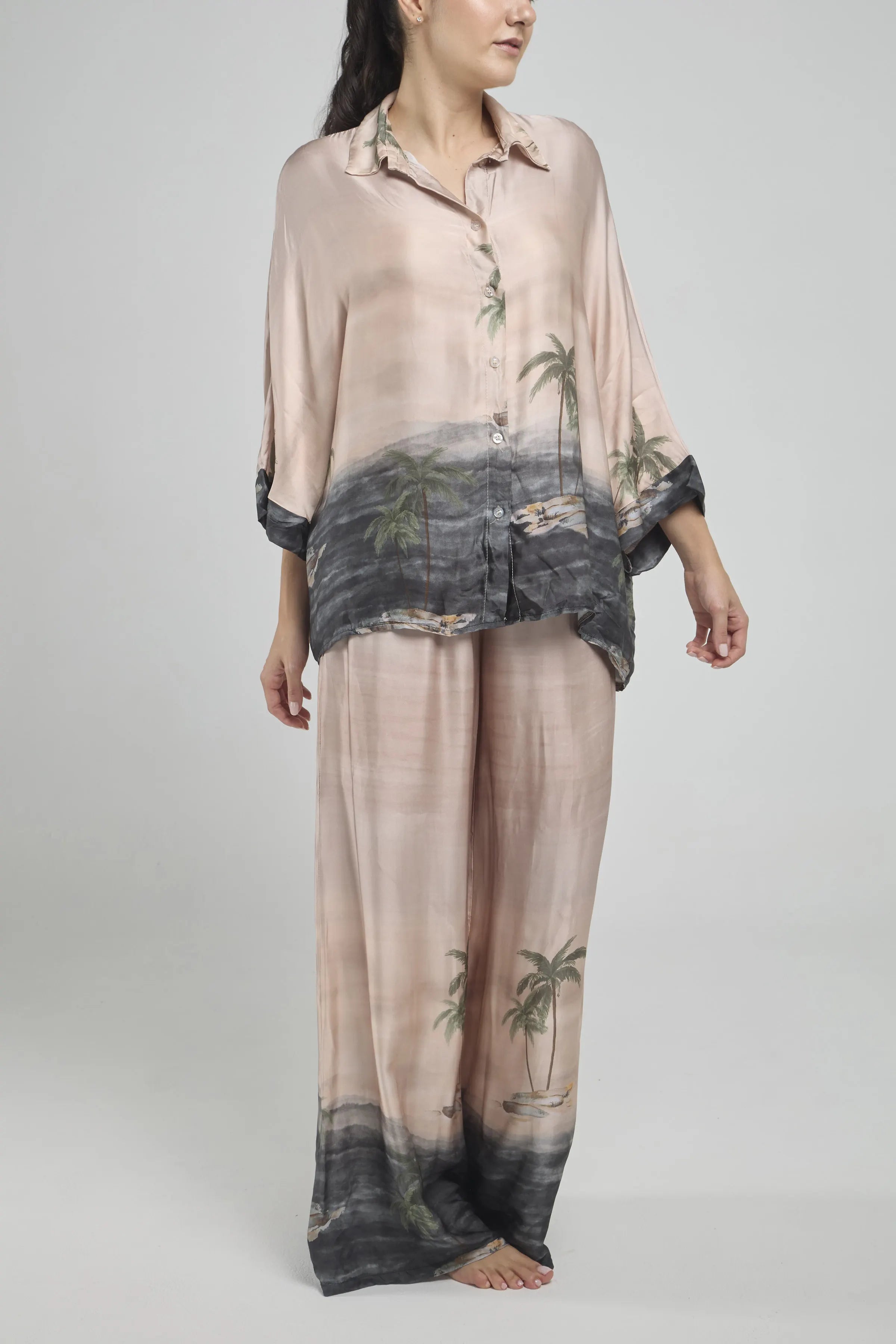 CONJUNTO SATIN PANTAlLON BLUSA ESTAMPADA PALMERAS