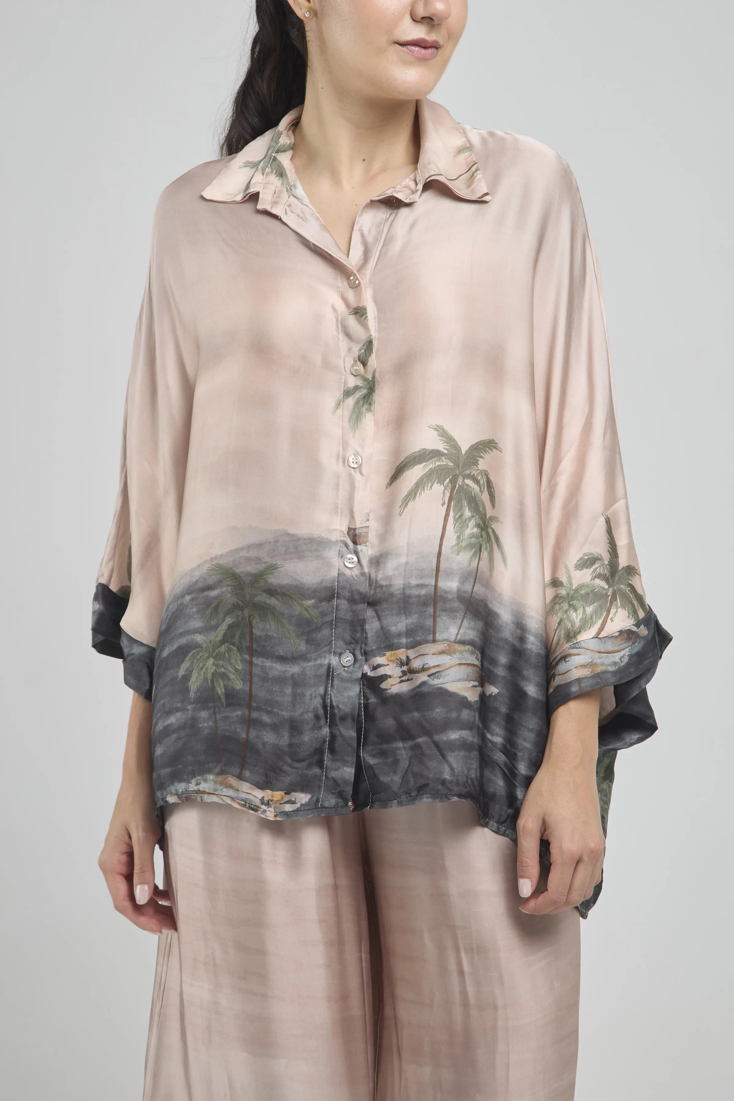 CONJUNTO SATIN PANTAlLON BLUSA ESTAMPADA PALMERAS