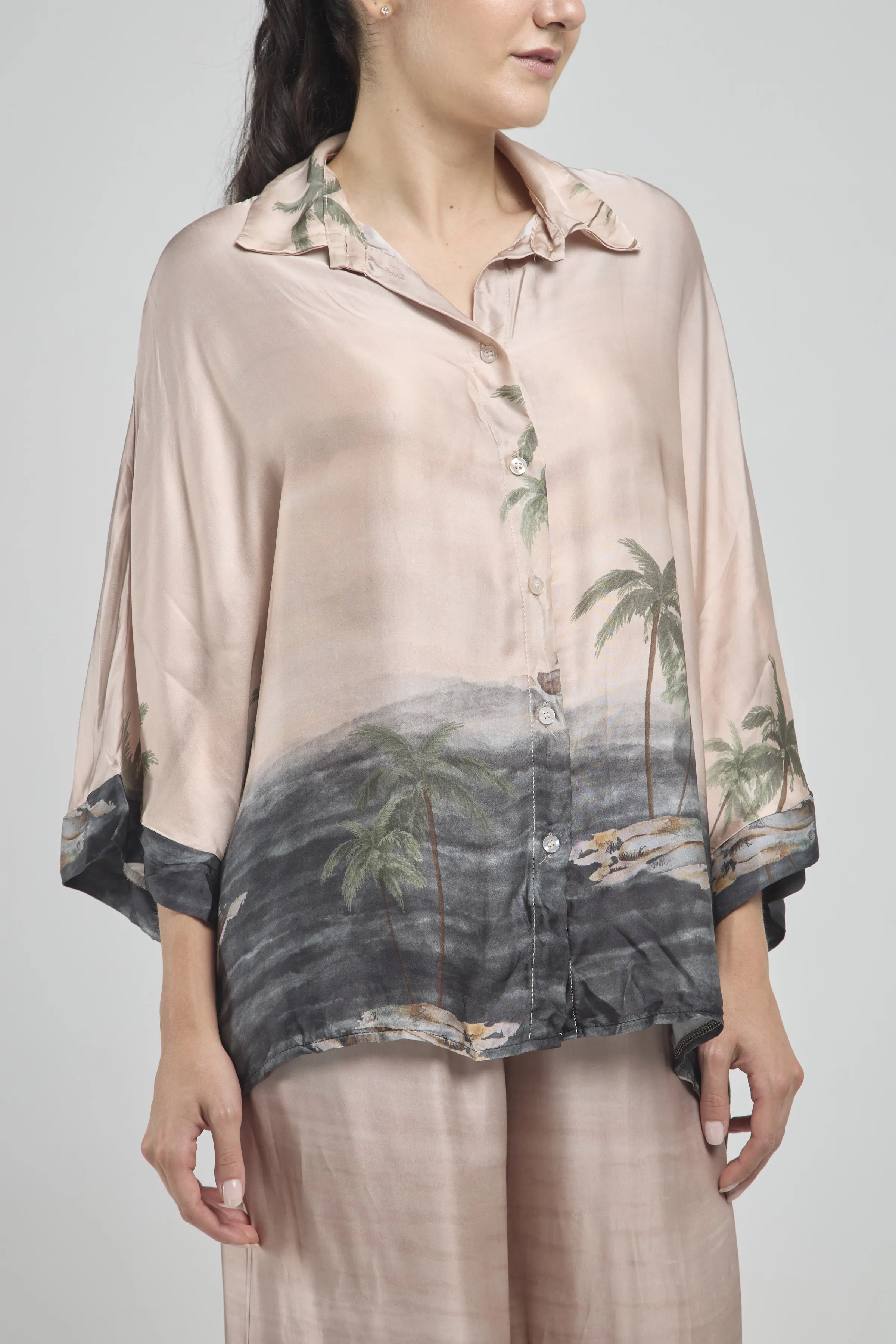 CONJUNTO SATIN PANTAlLON BLUSA ESTAMPADA PALMERAS