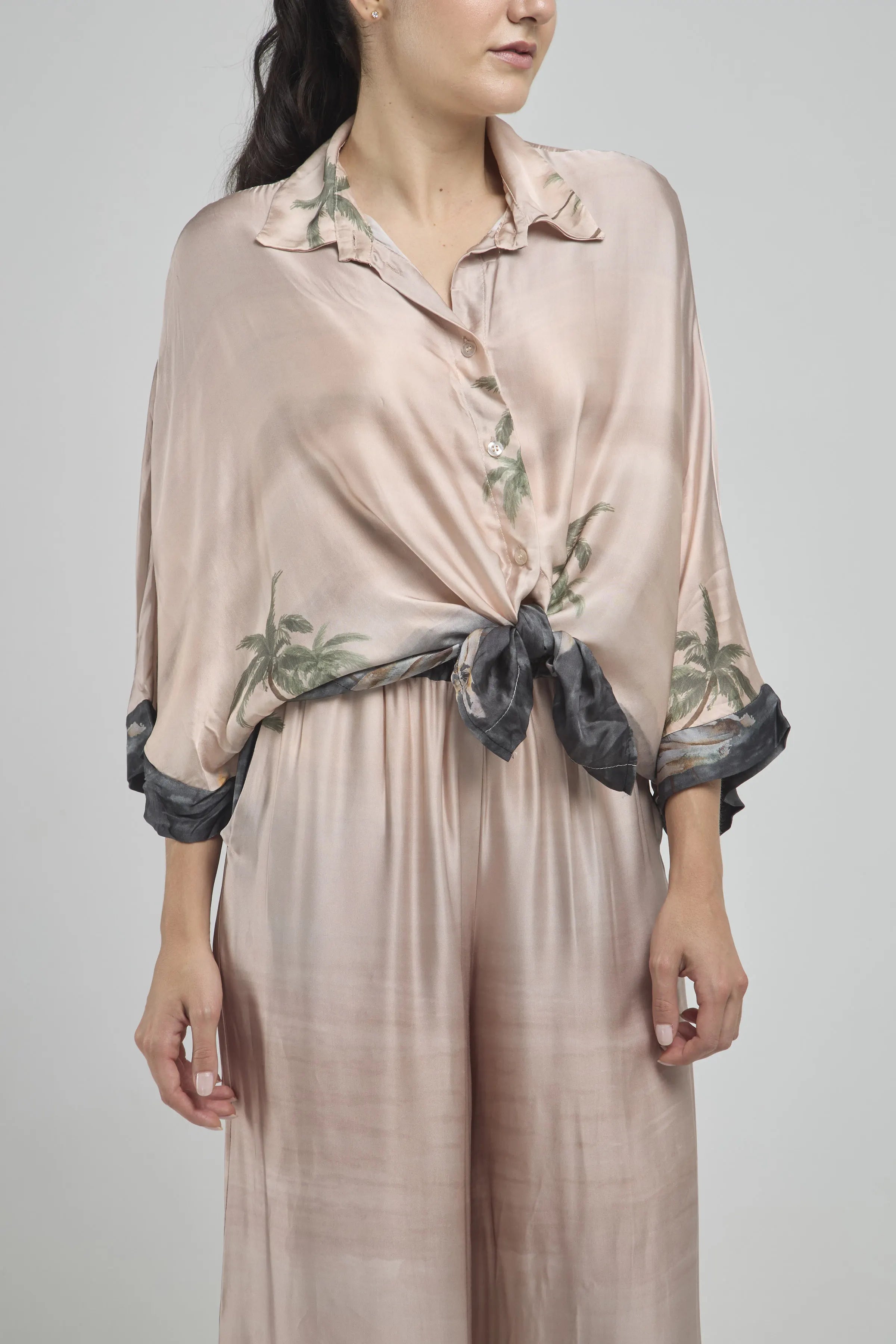 CONJUNTO SATIN PANTAlLON BLUSA ESTAMPADA PALMERAS