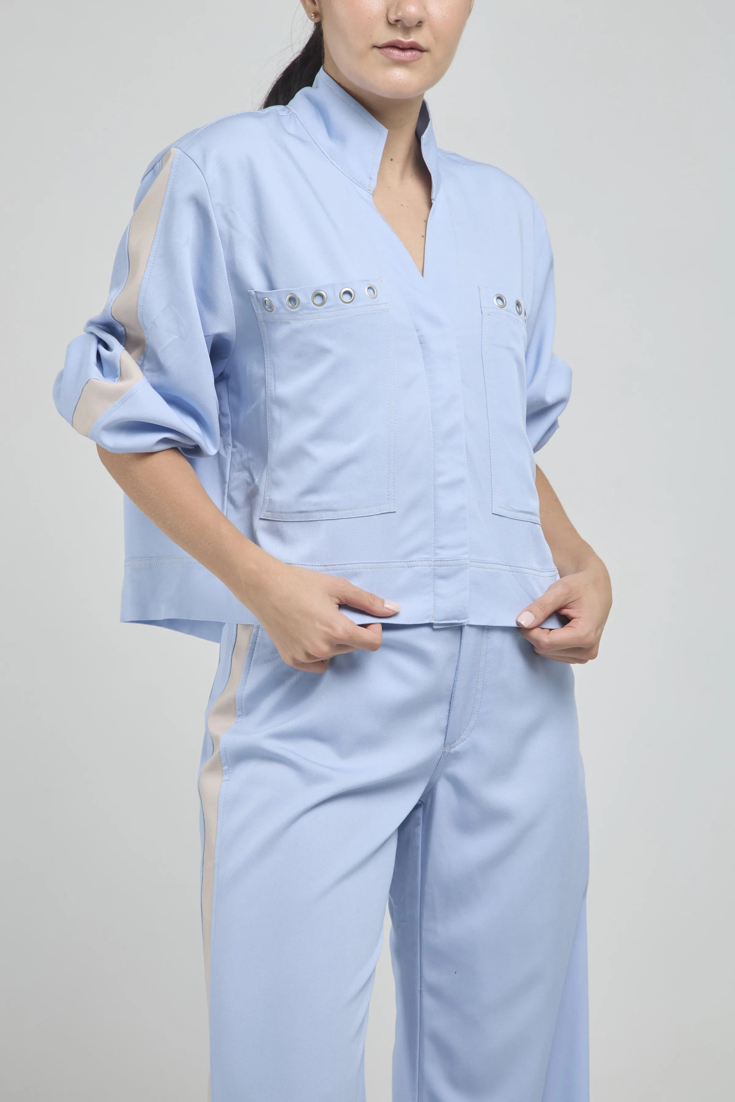 CHOMPA TIRA LADO PERILLA ESCON BOLSILLO OJALETE