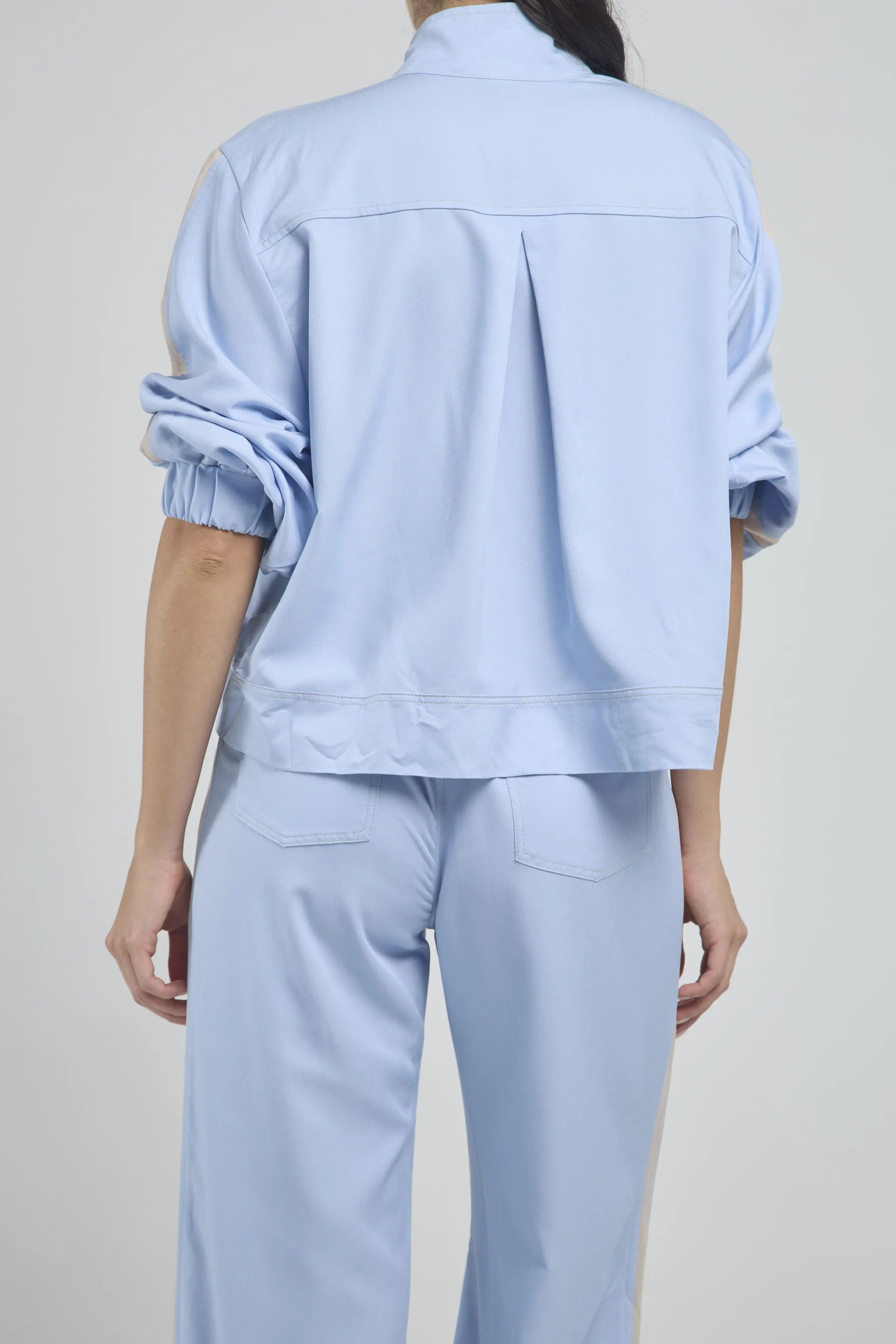 CHOMPA TIRA LADO PERILLA ESCON BOLSILLO OJALETE