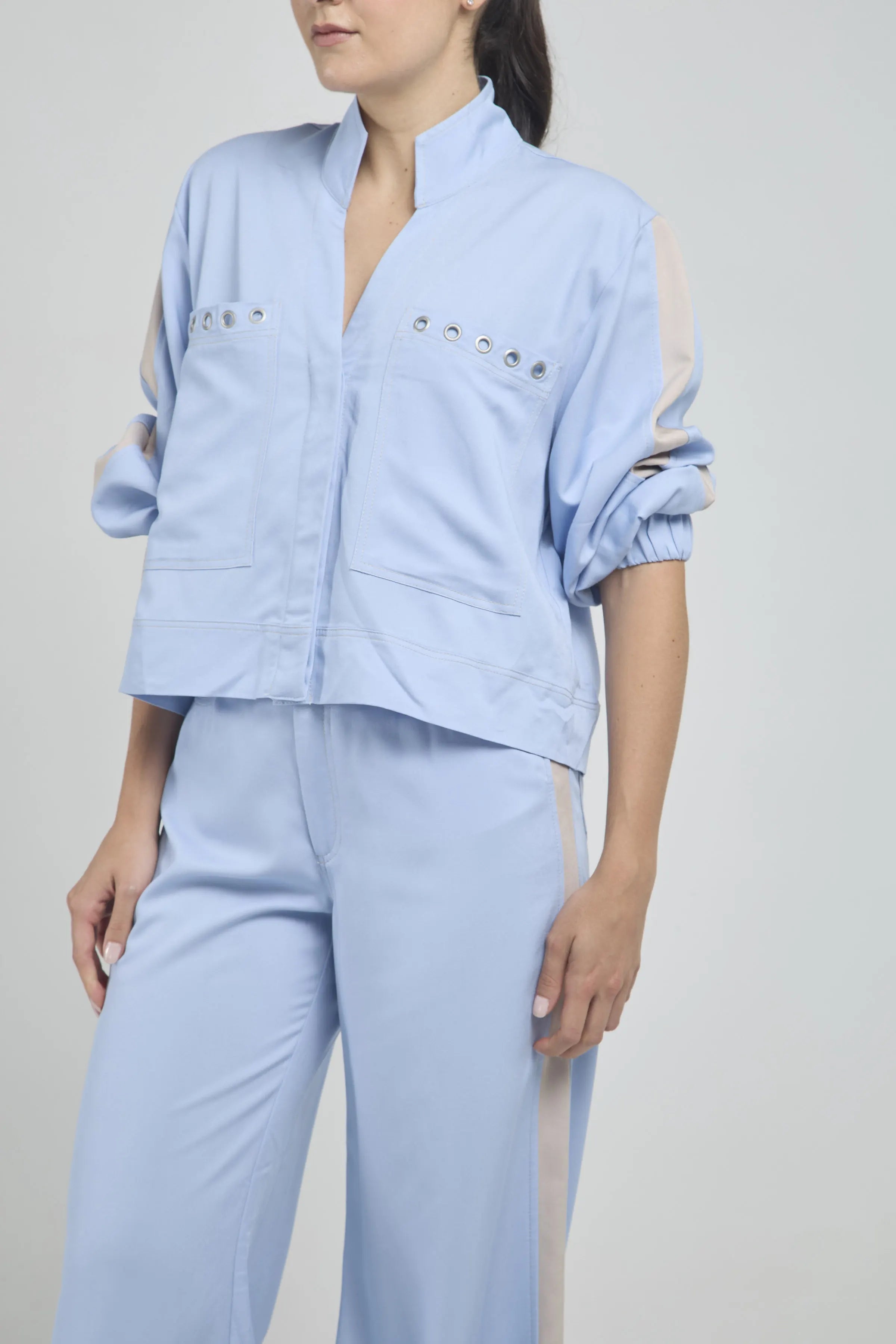 CHOMPA TIRA LADO PERILLA ESCON BOLSILLO OJALETE