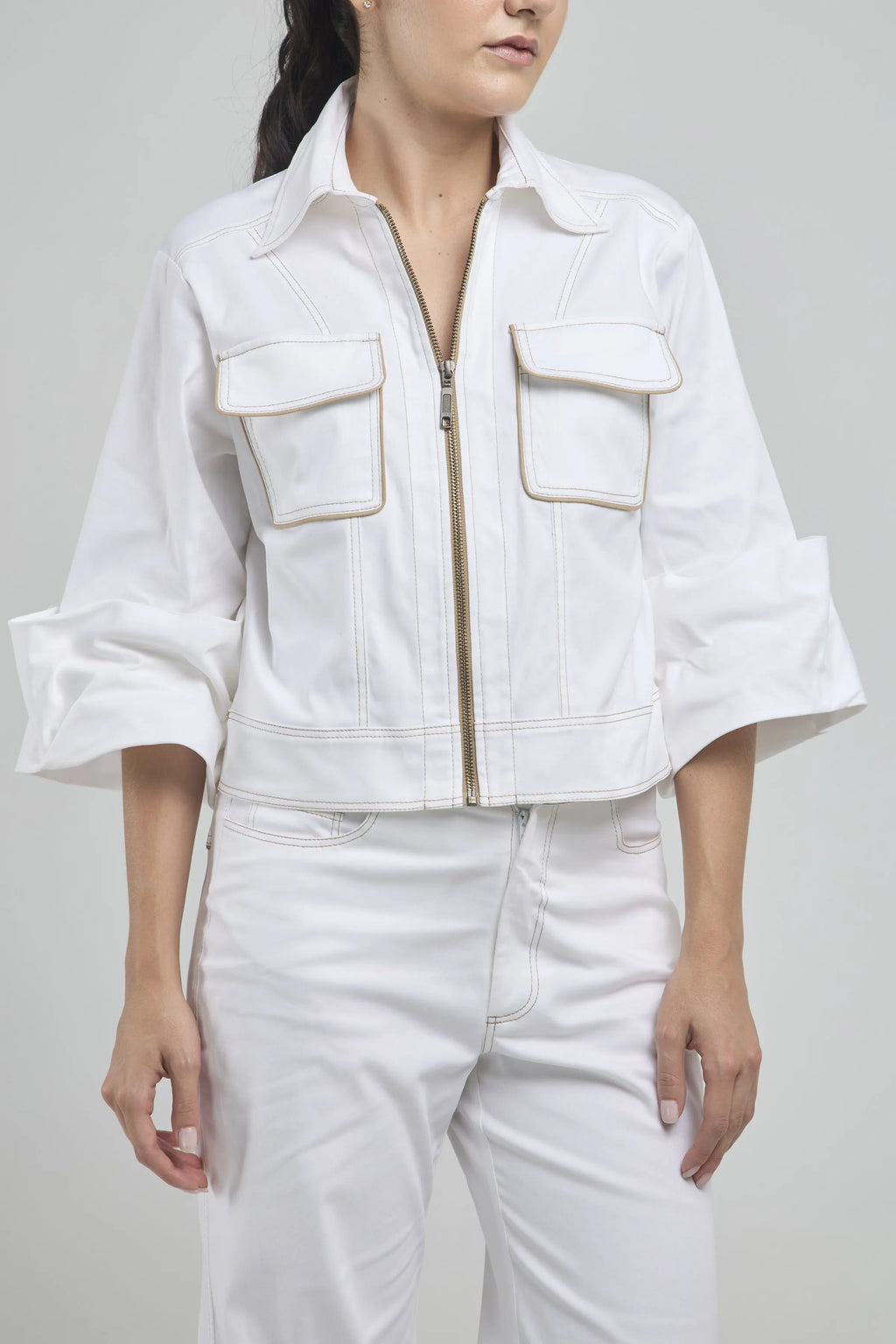 CHAQUETA CORTA CIERRE BOLSI TAPAS