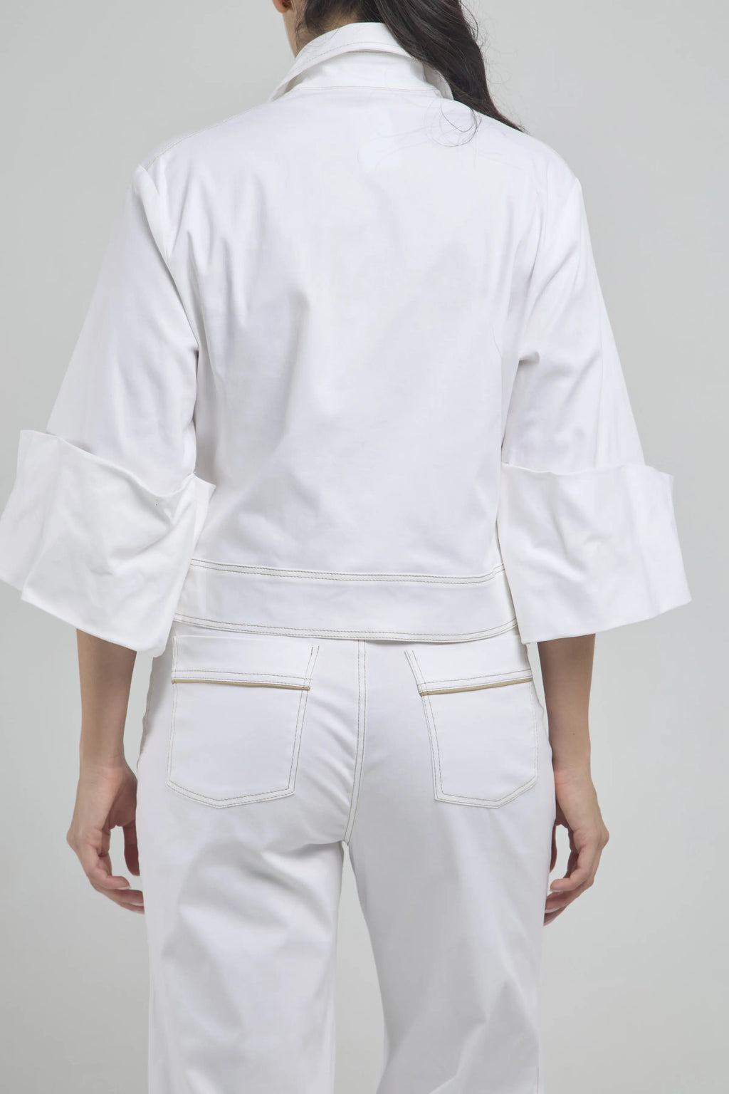 CHAQUETA CORTA CIERRE BOLSI TAPAS