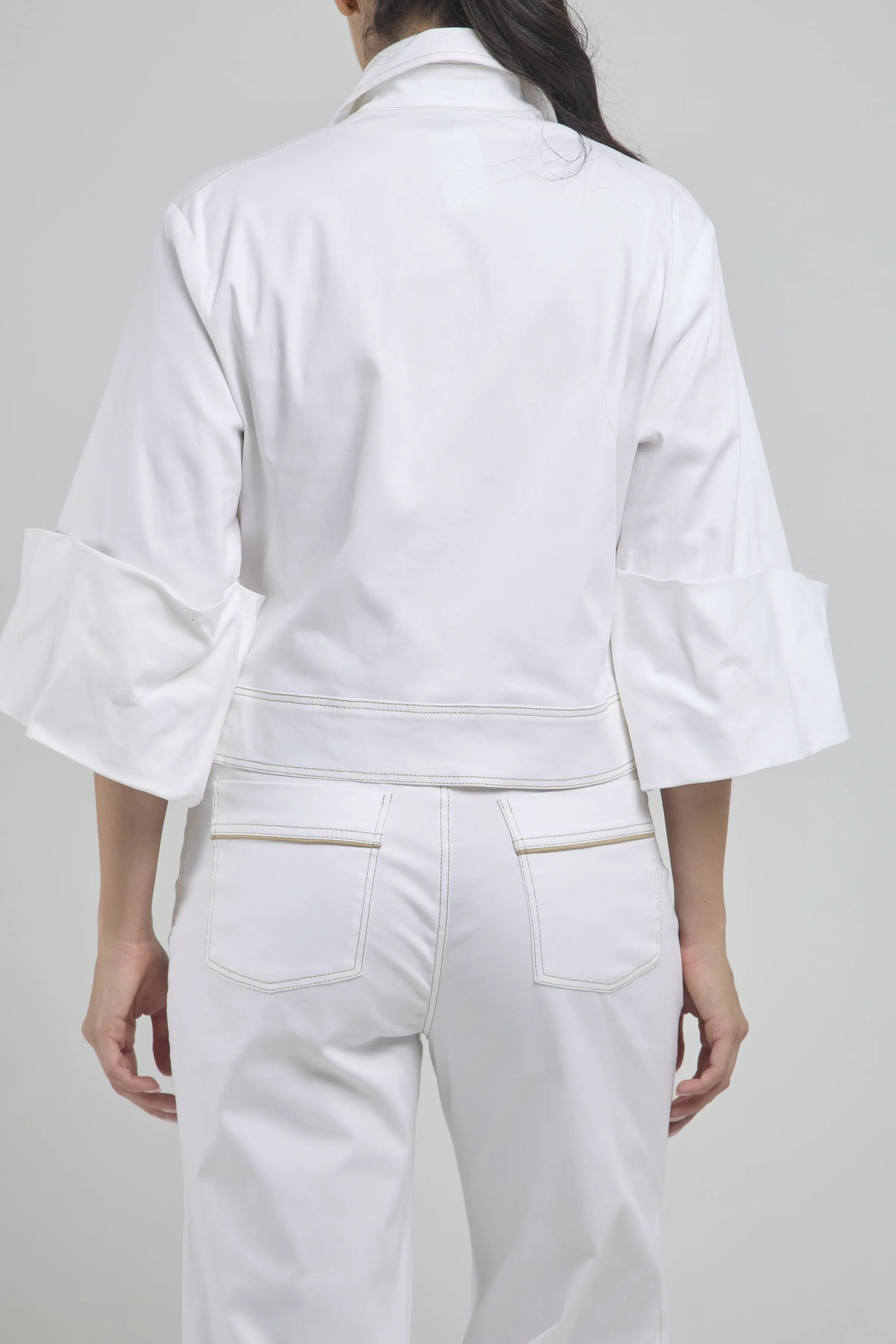 CHAQUETA CORTA CIERRE BOLSI TAPAS