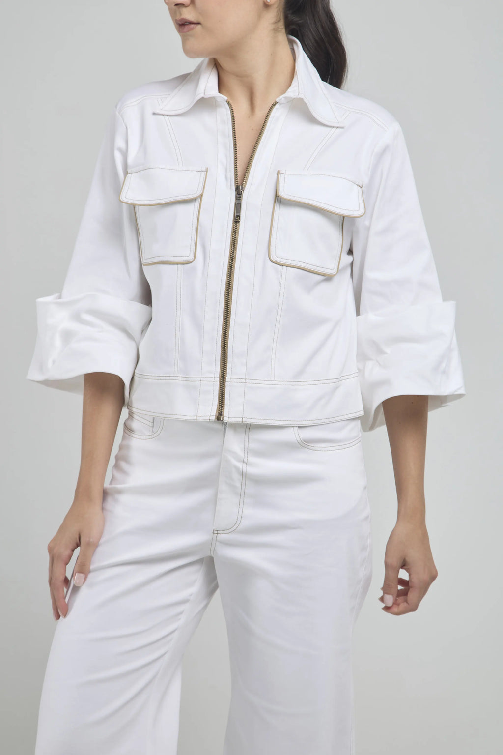 CHAQUETA CORTA CIERRE BOLSI TAPAS