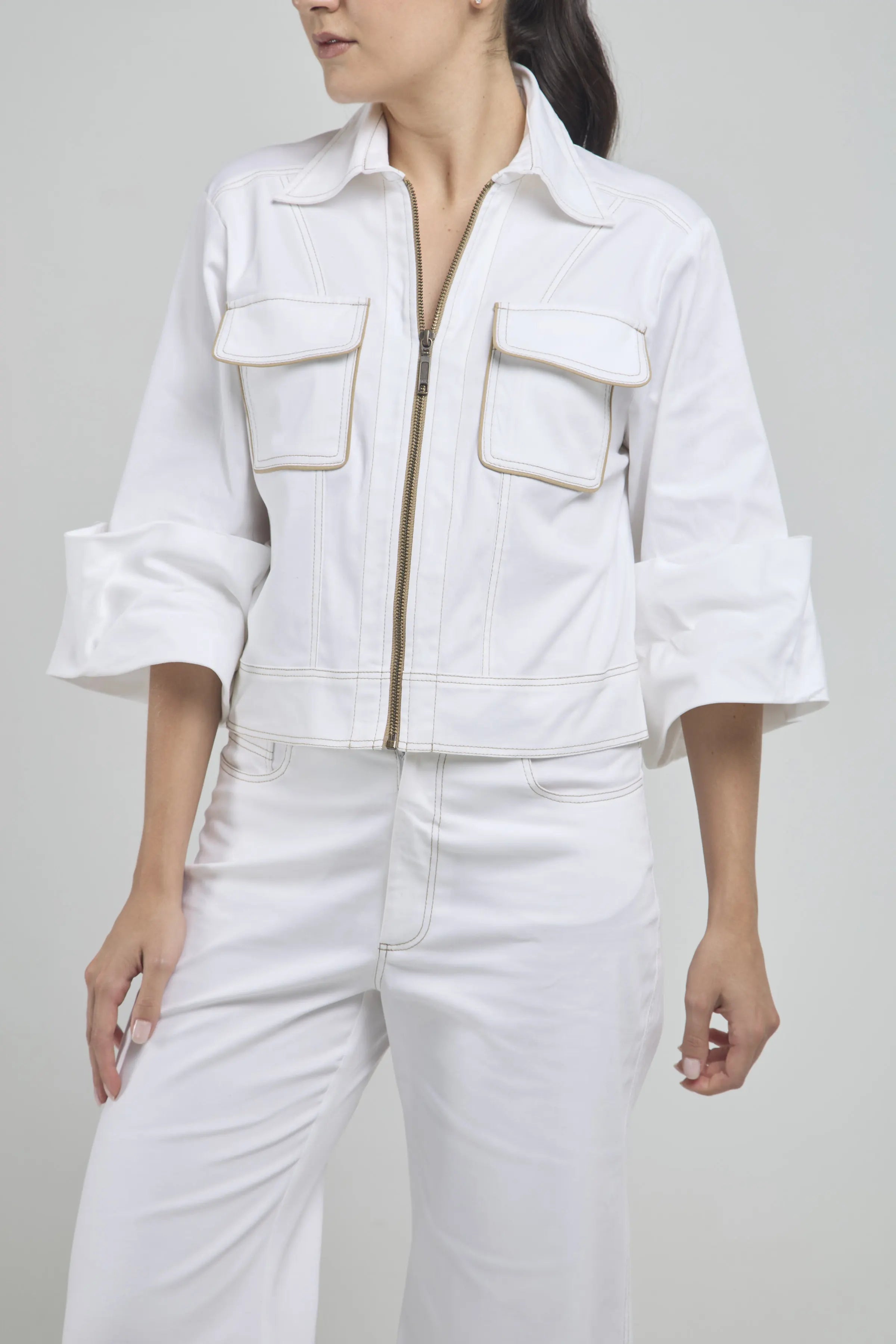 CHAQUETA CORTA CIERRE BOLSI TAPAS