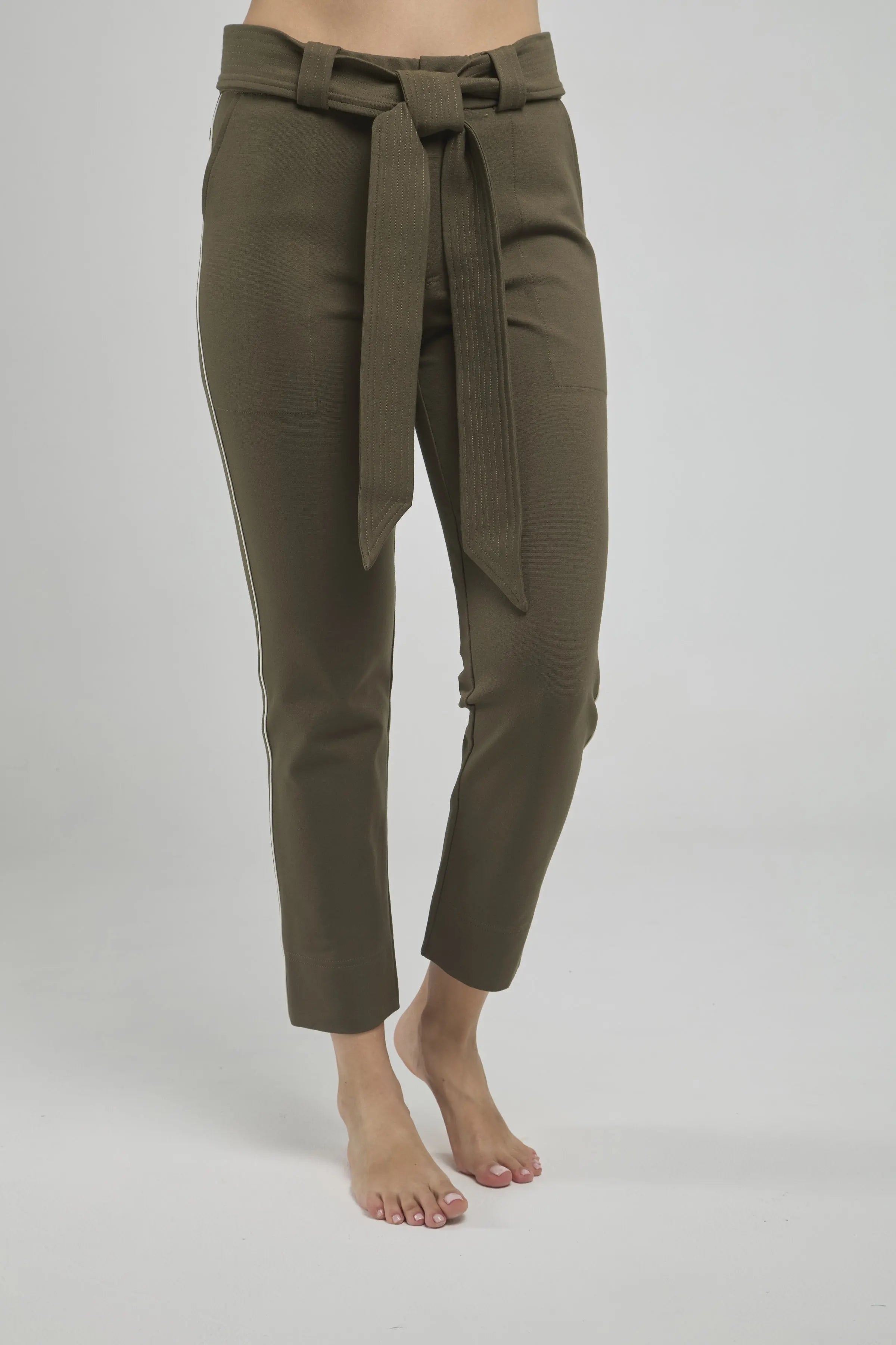 PANTALON BOTA TUBO LINEA LADOS CON CINTURON