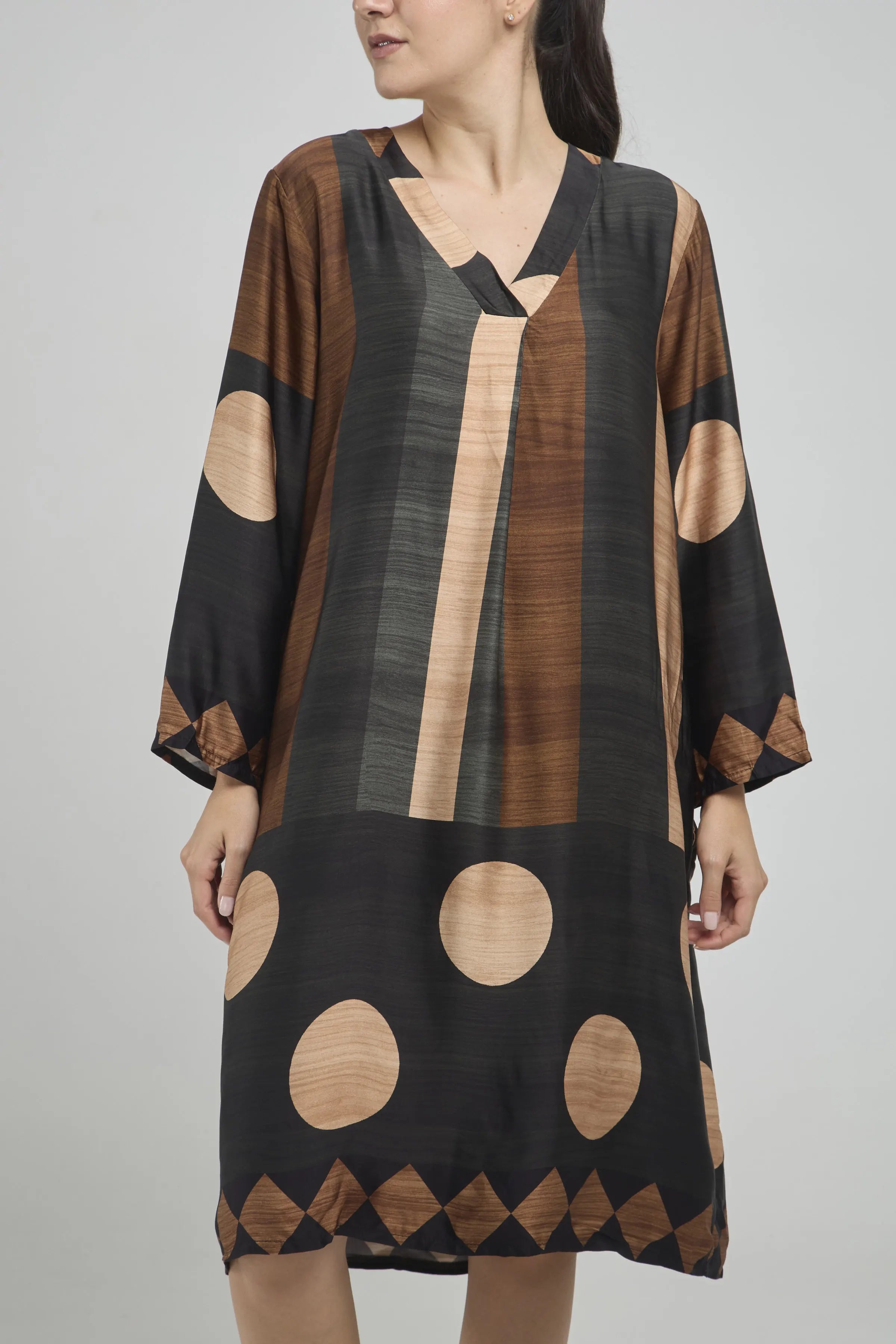 VESTIDO CORTO SATIN MANGA LARGA CUELLO EN V ESTAMPADO RAYAS BOLAS