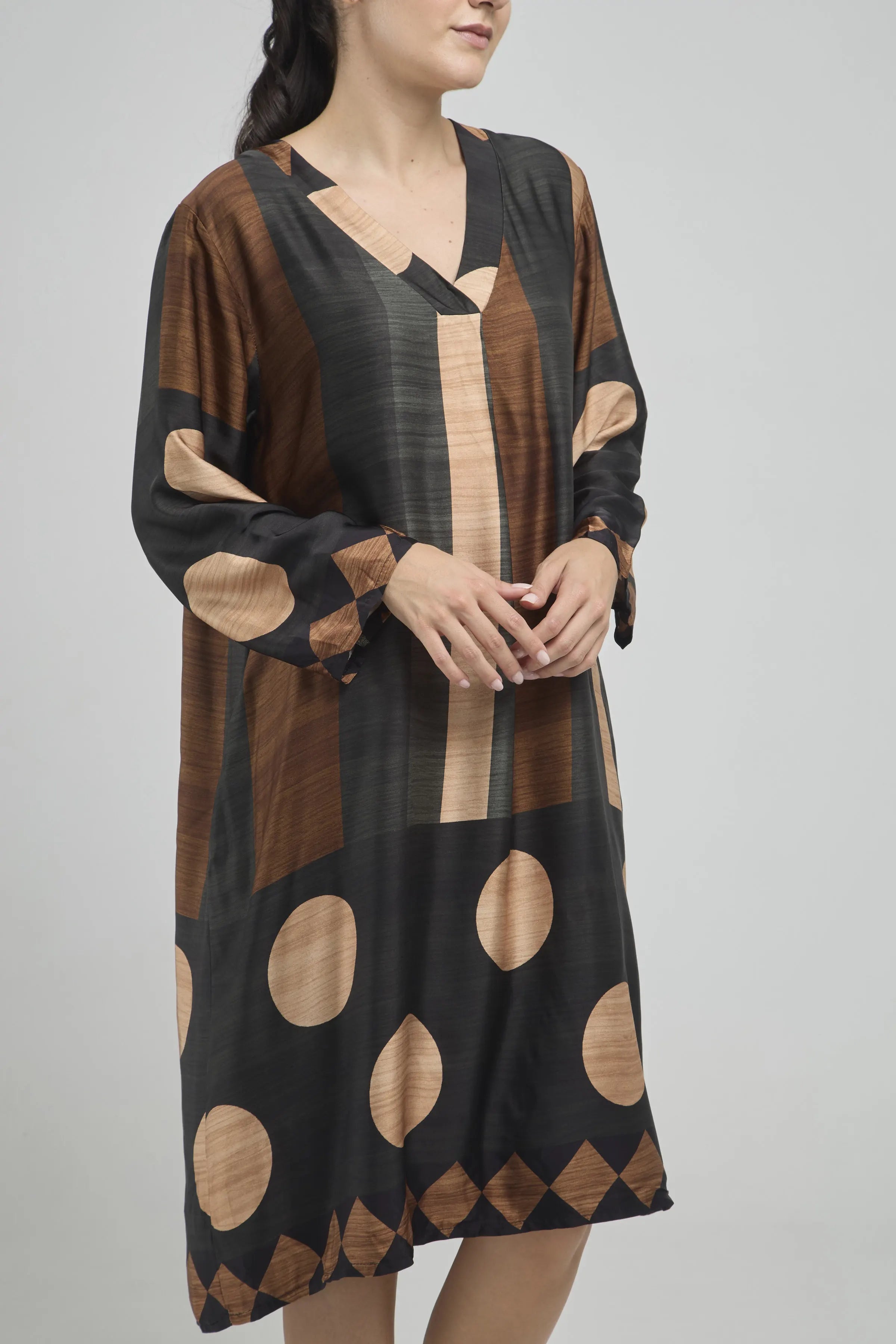 VESTIDO CORTO SATIN MANGA LARGA CUELLO EN V ESTAMPADO RAYAS BOLAS