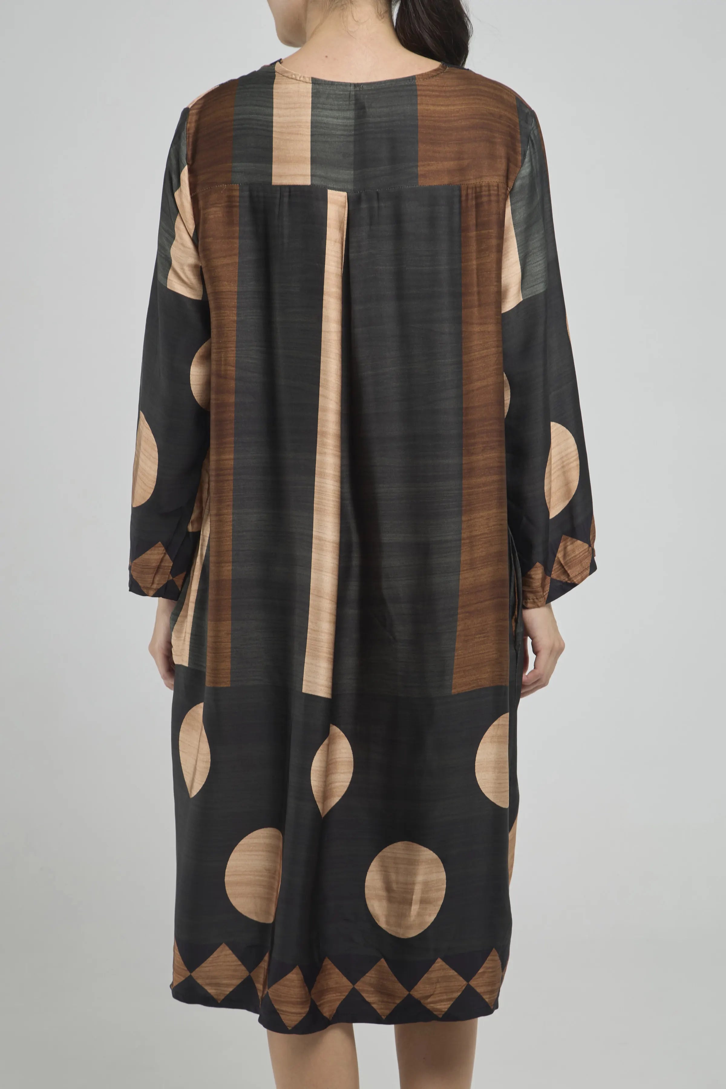 VESTIDO CORTO SATIN MANGA LARGA CUELLO EN V ESTAMPADO RAYAS BOLAS