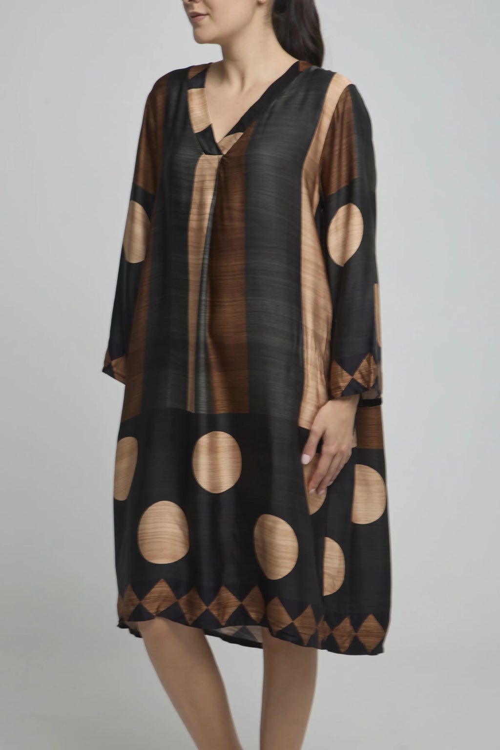 VESTIDO CORTO SATIN MANGA LARGA CUELLO EN V ESTAMPADO RAYAS BOLAS