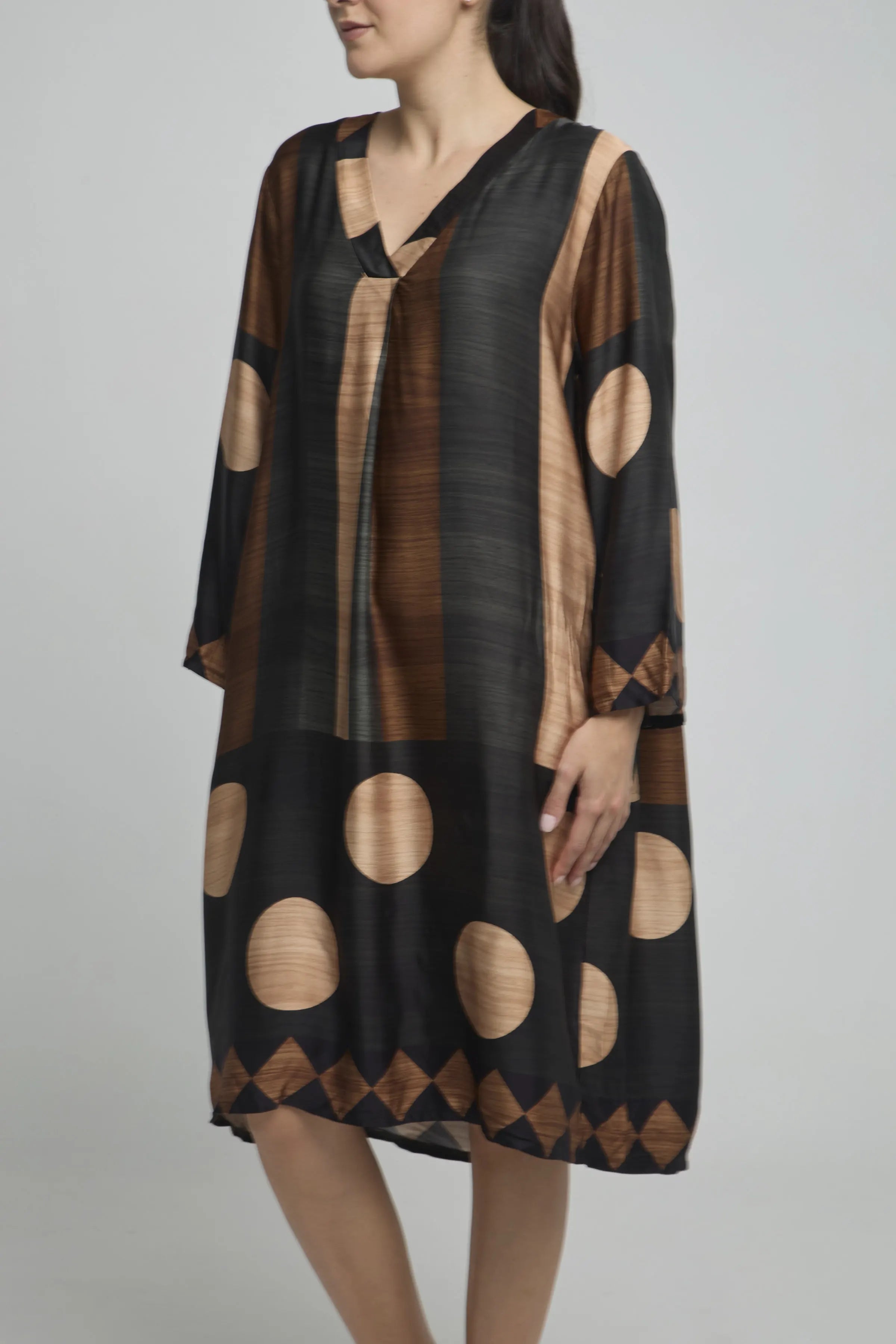 VESTIDO CORTO SATIN MANGA LARGA CUELLO EN V ESTAMPADO RAYAS BOLAS