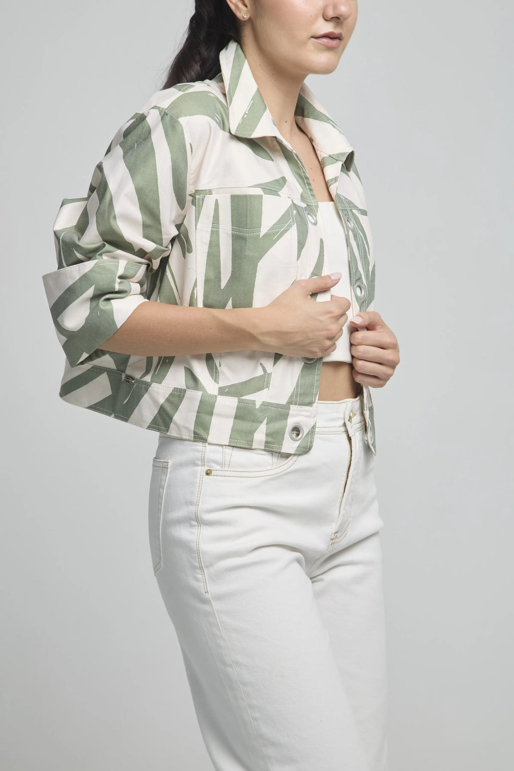 CHAQUETA CORTA ABIERTA OJALETES CUELLO CAMISERO  MANGA CORTA