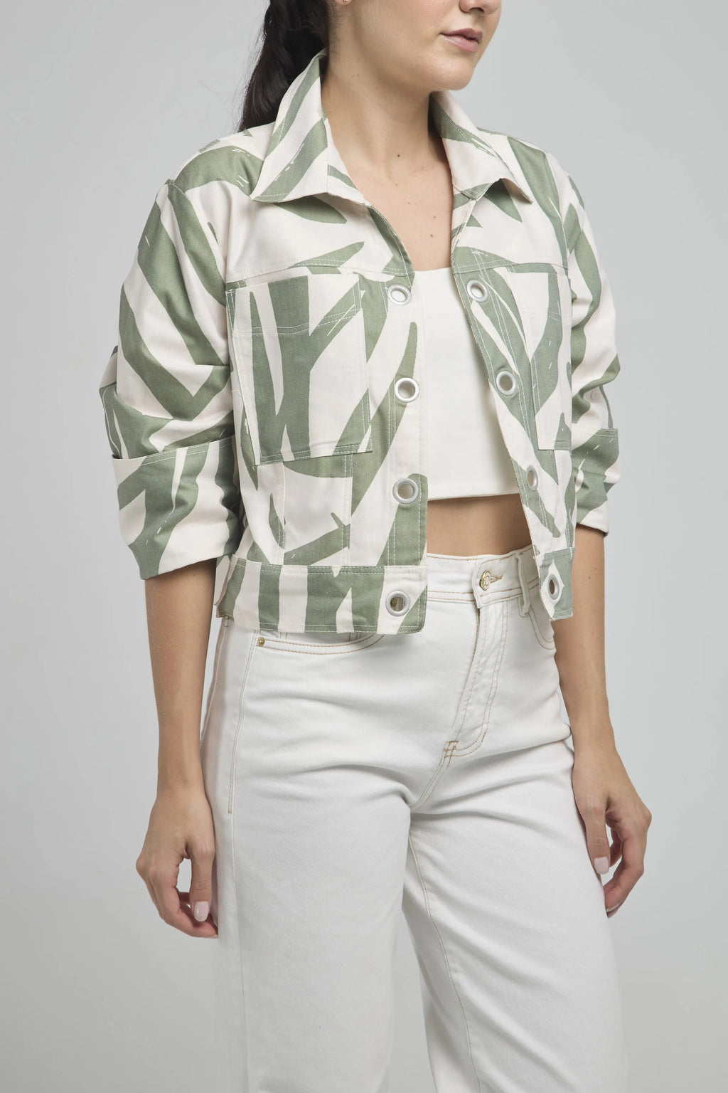 CHAQUETA CORTA ABIERTA OJALETES CUELLO CAMISERO  MANGA CORTA