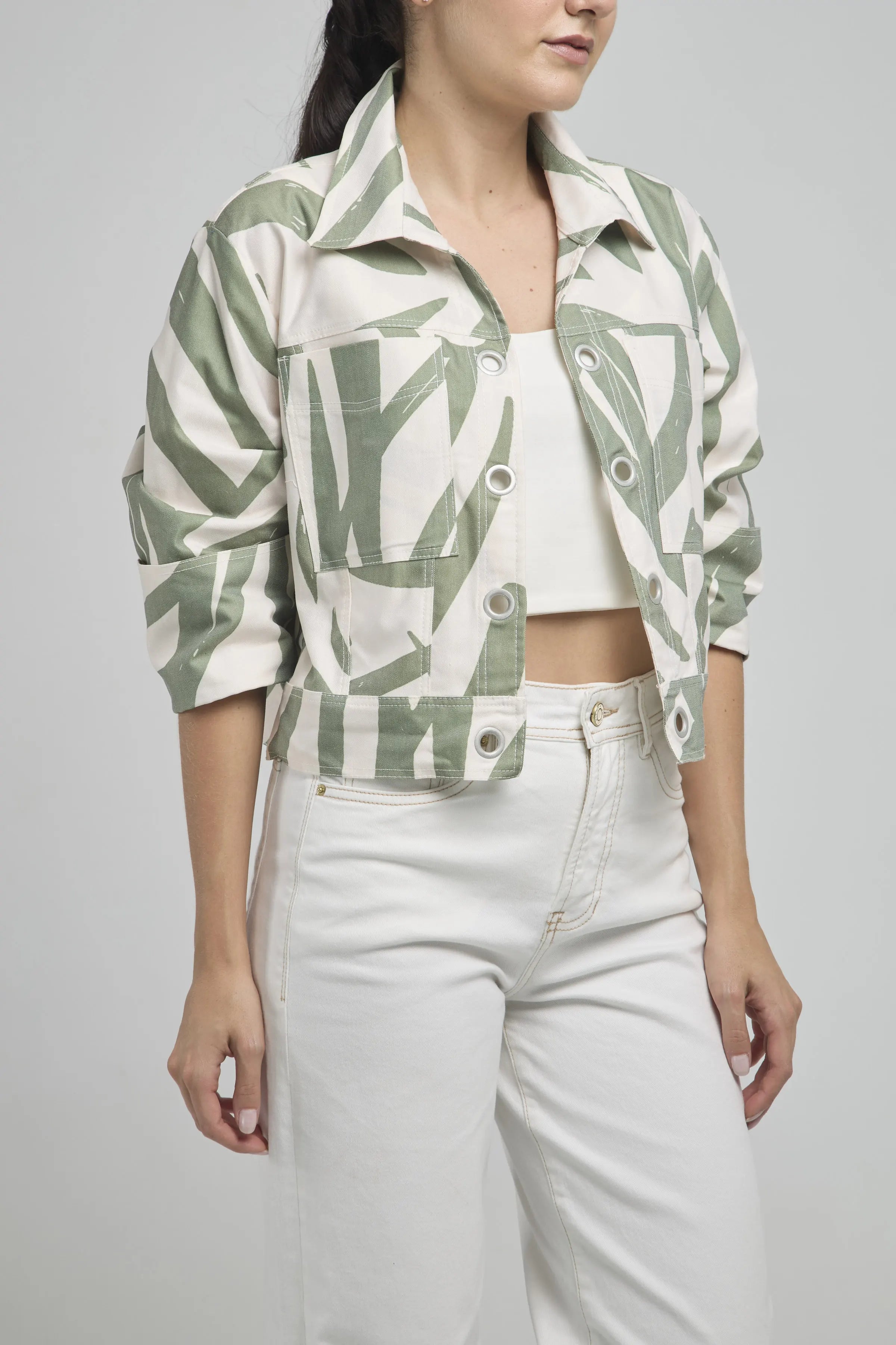 CHAQUETA CORTA ABIERTA OJALETES CUELLO CAMISERO  MANGA CORTA