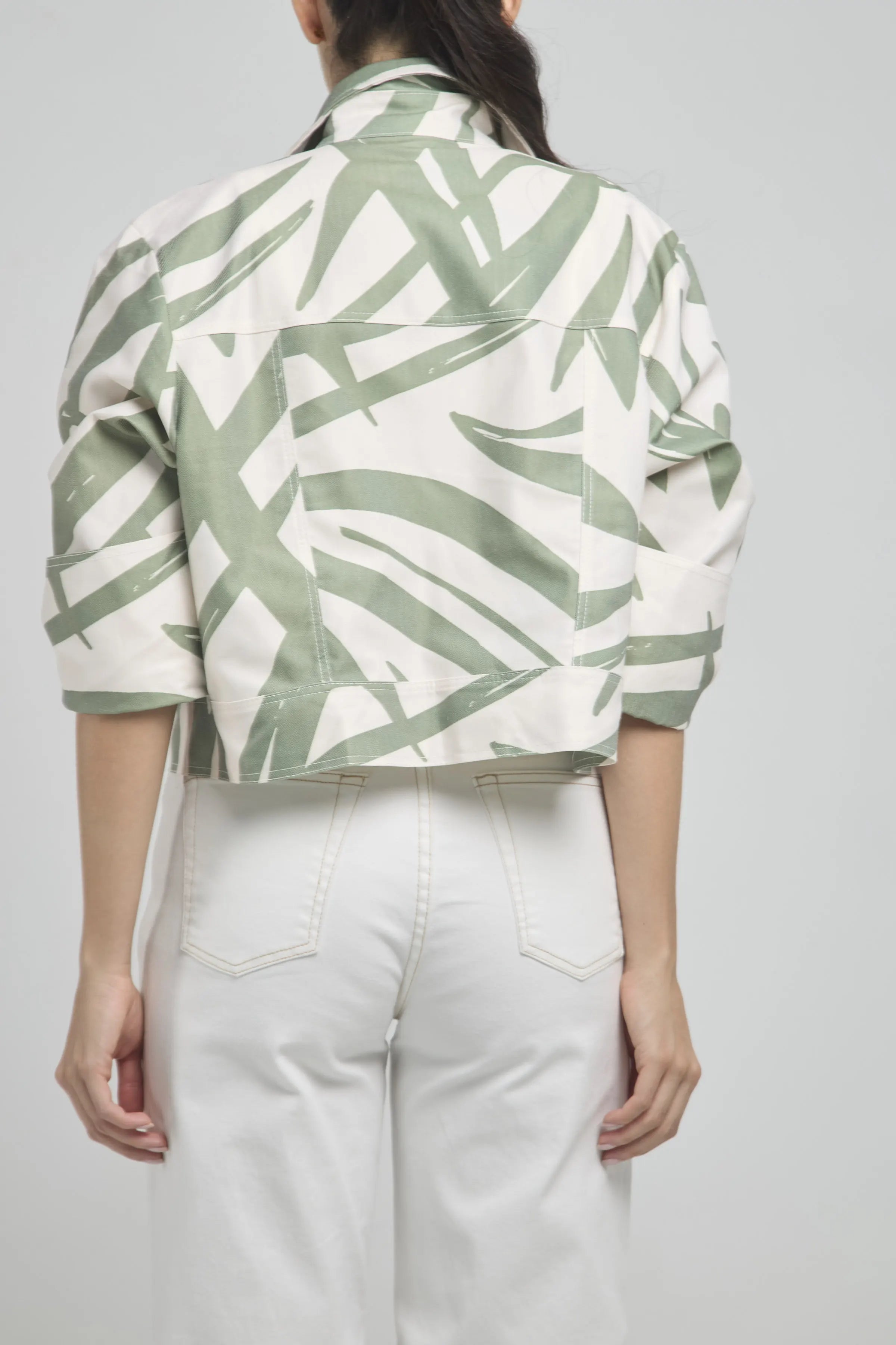 CHAQUETA CORTA ABIERTA OJALETES CUELLO CAMISERO  MANGA CORTA