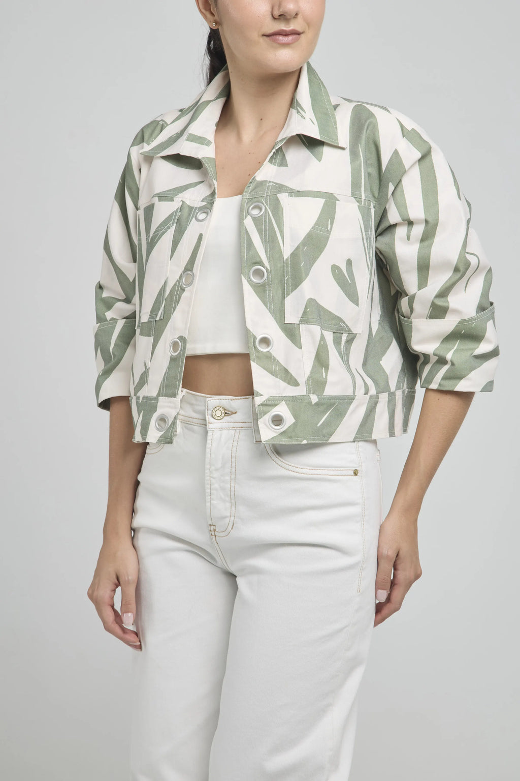 CHAQUETA CORTA ABIERTA OJALETES CUELLO CAMISERO  MANGA CORTA