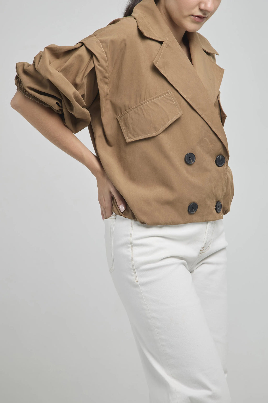 CHAQUETA RESORTE PRETINA MANGA CUELLO CAMISERO  BOLSILLO TAPAS