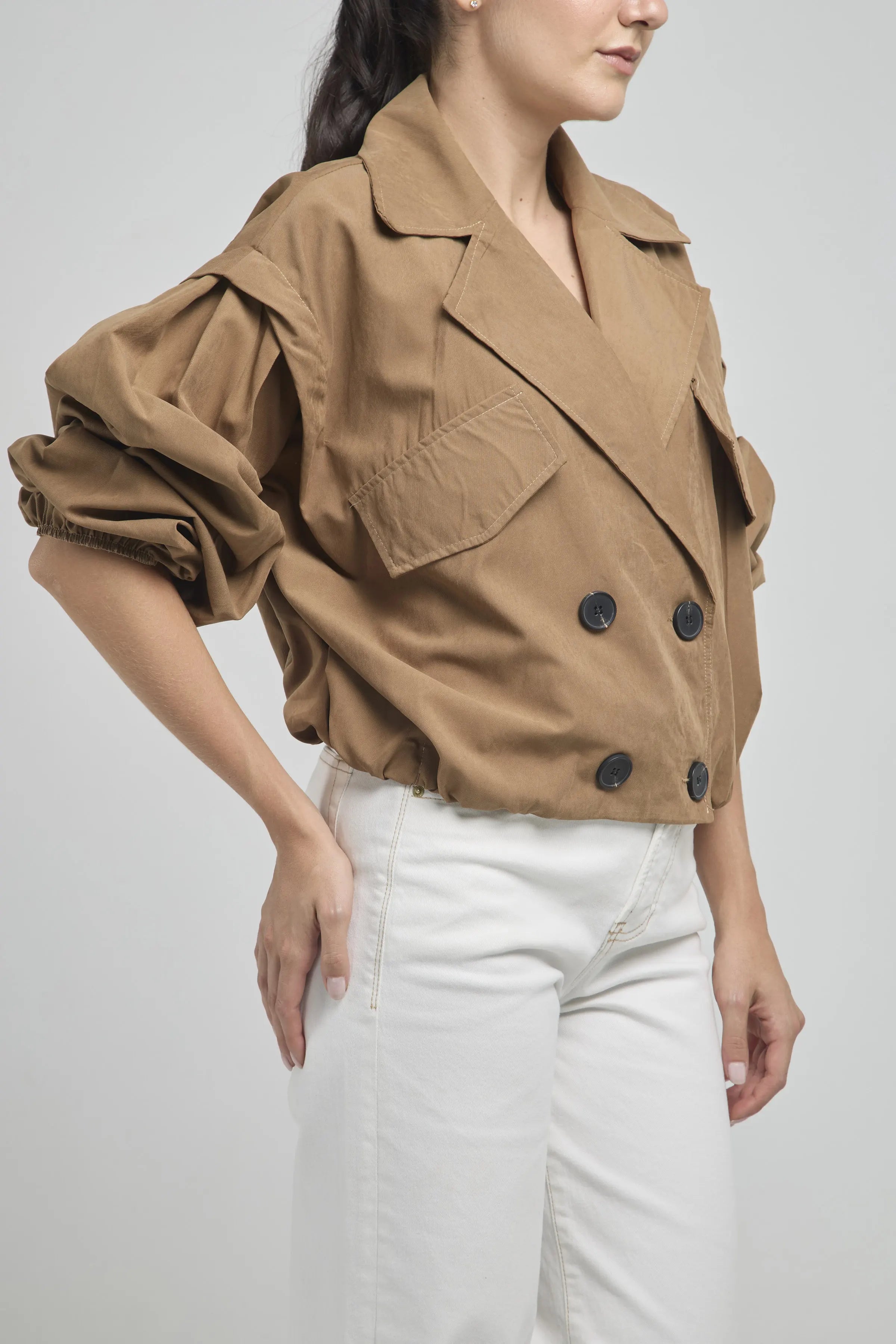 CHAQUETA RESORTE PRETINA MANGA CUELLO CAMISERO  BOLSILLO TAPAS