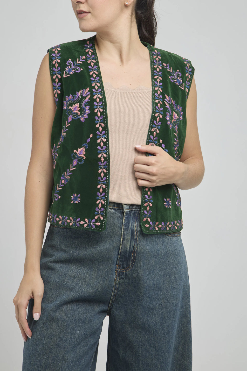 CHALECO GAMUZA BORDADO ARABESCO BRILLANTE