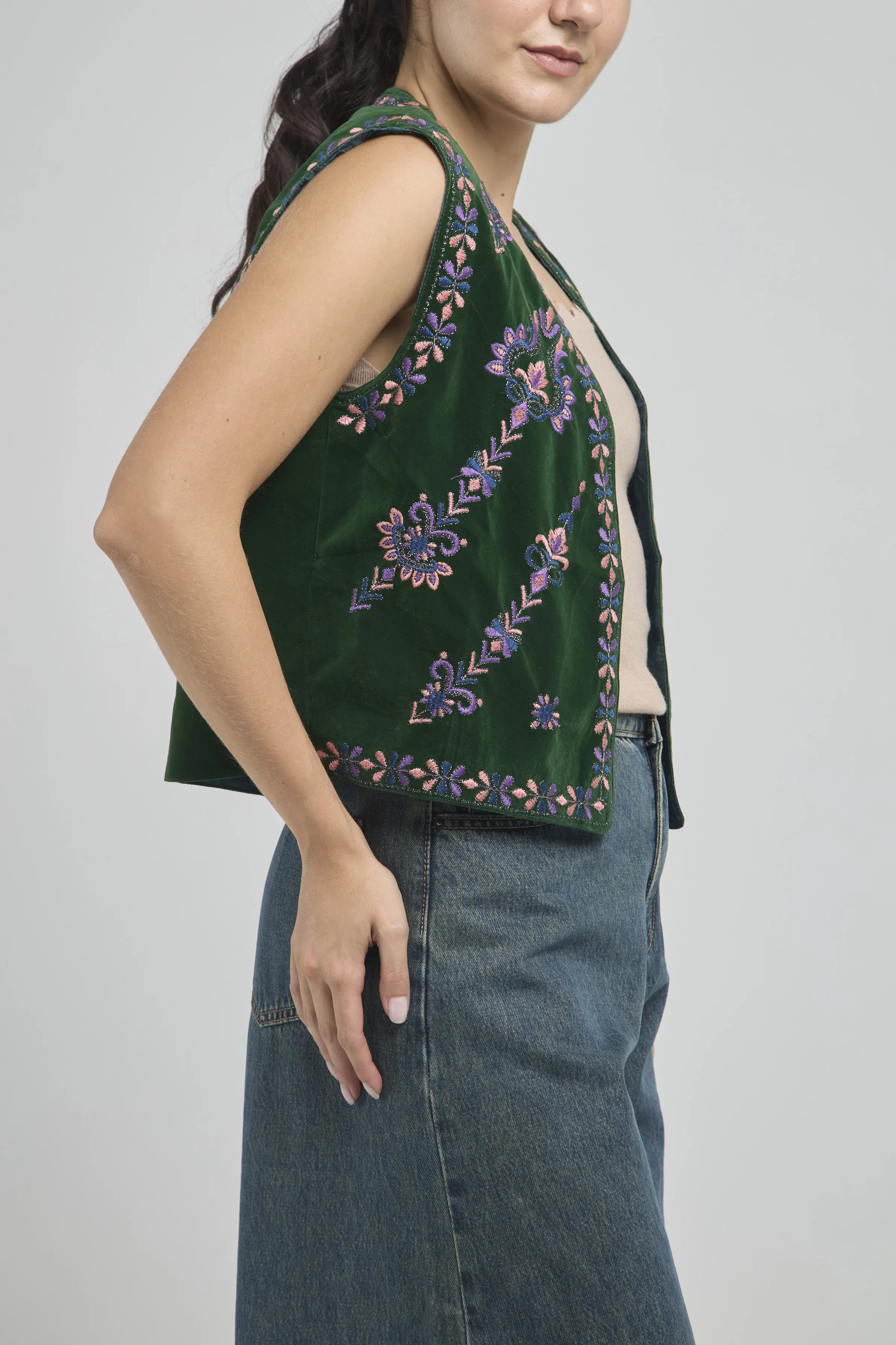 CHALECO GAMUZA BORDADO ARABESCO BRILLANTE