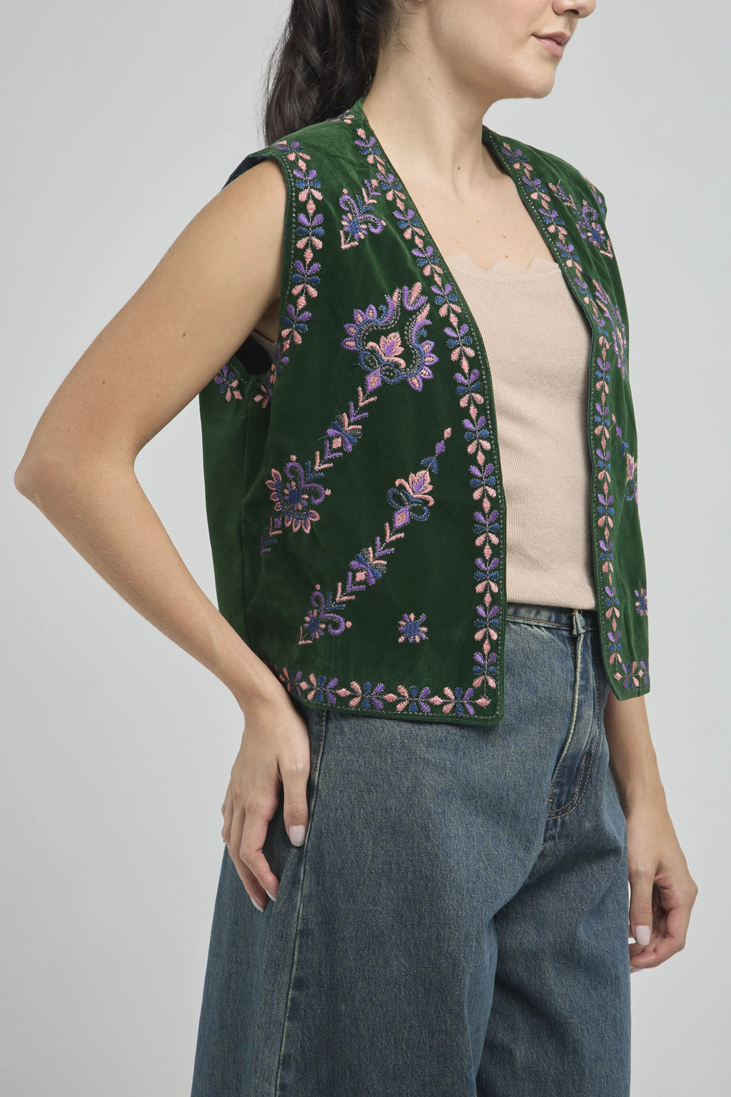 CHALECO GAMUZA BORDADO ARABESCO BRILLANTE