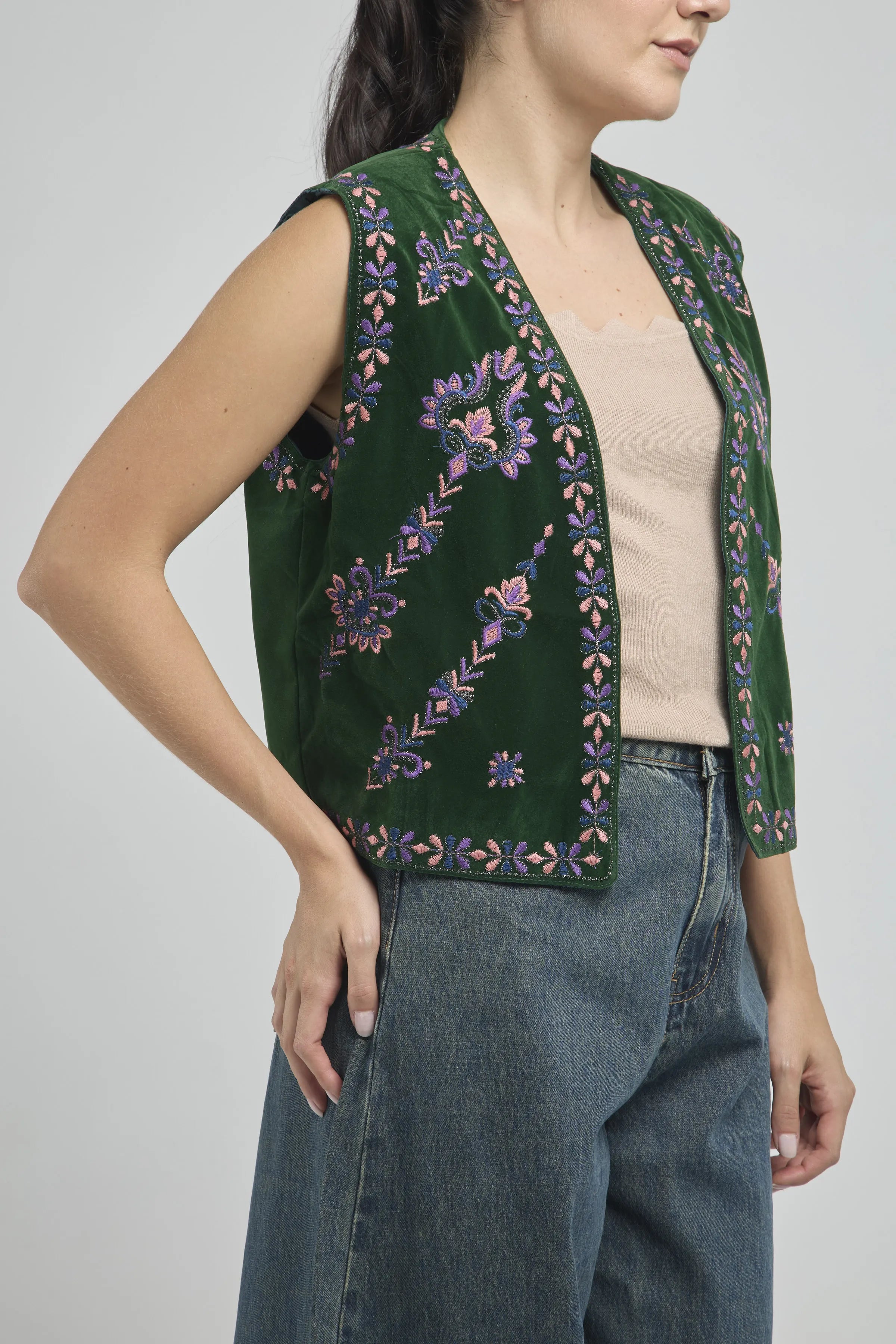 CHALECO GAMUZA BORDADO ARABESCO BRILLANTE