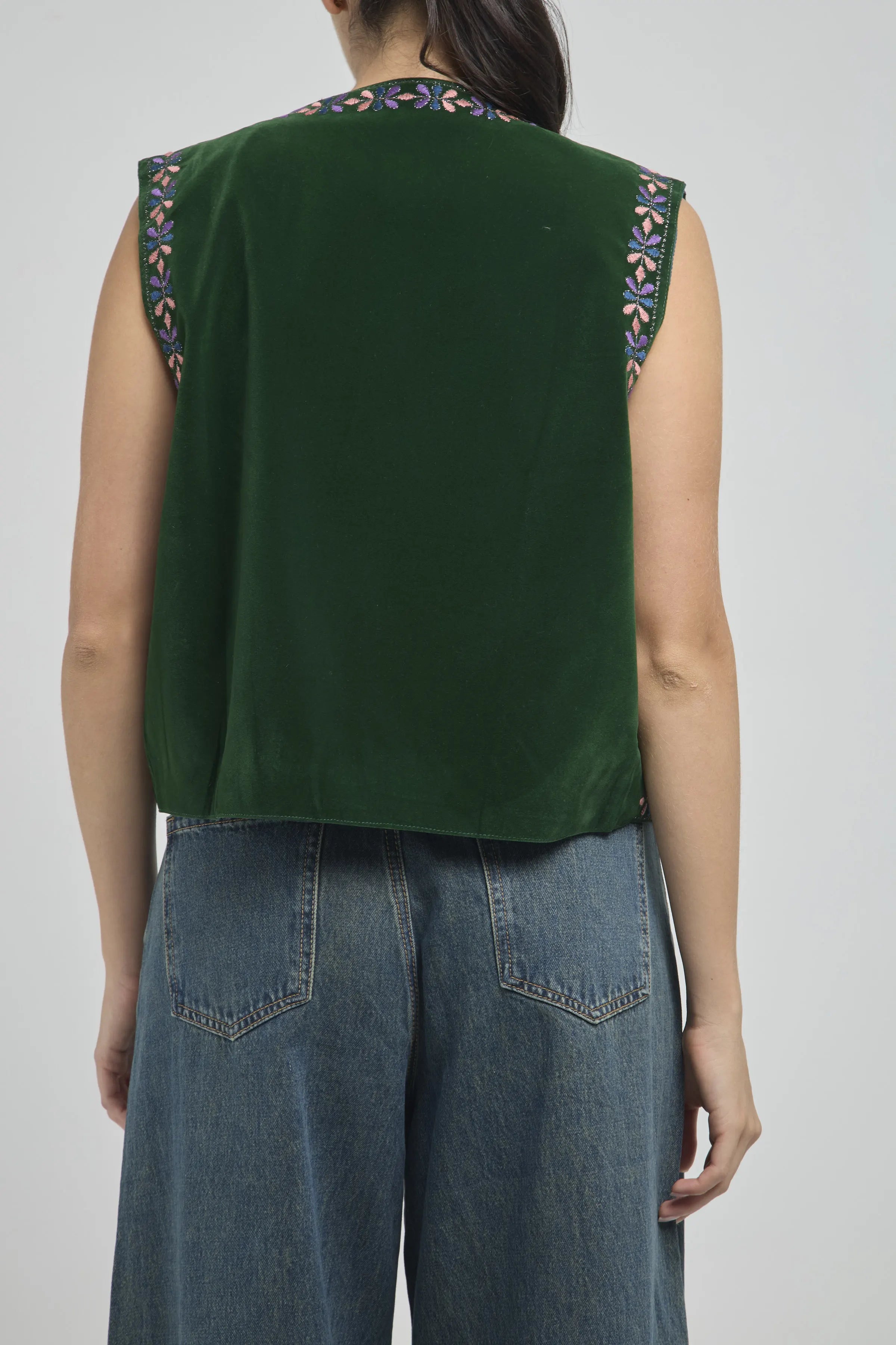 CHALECO GAMUZA BORDADO ARABESCO BRILLANTE